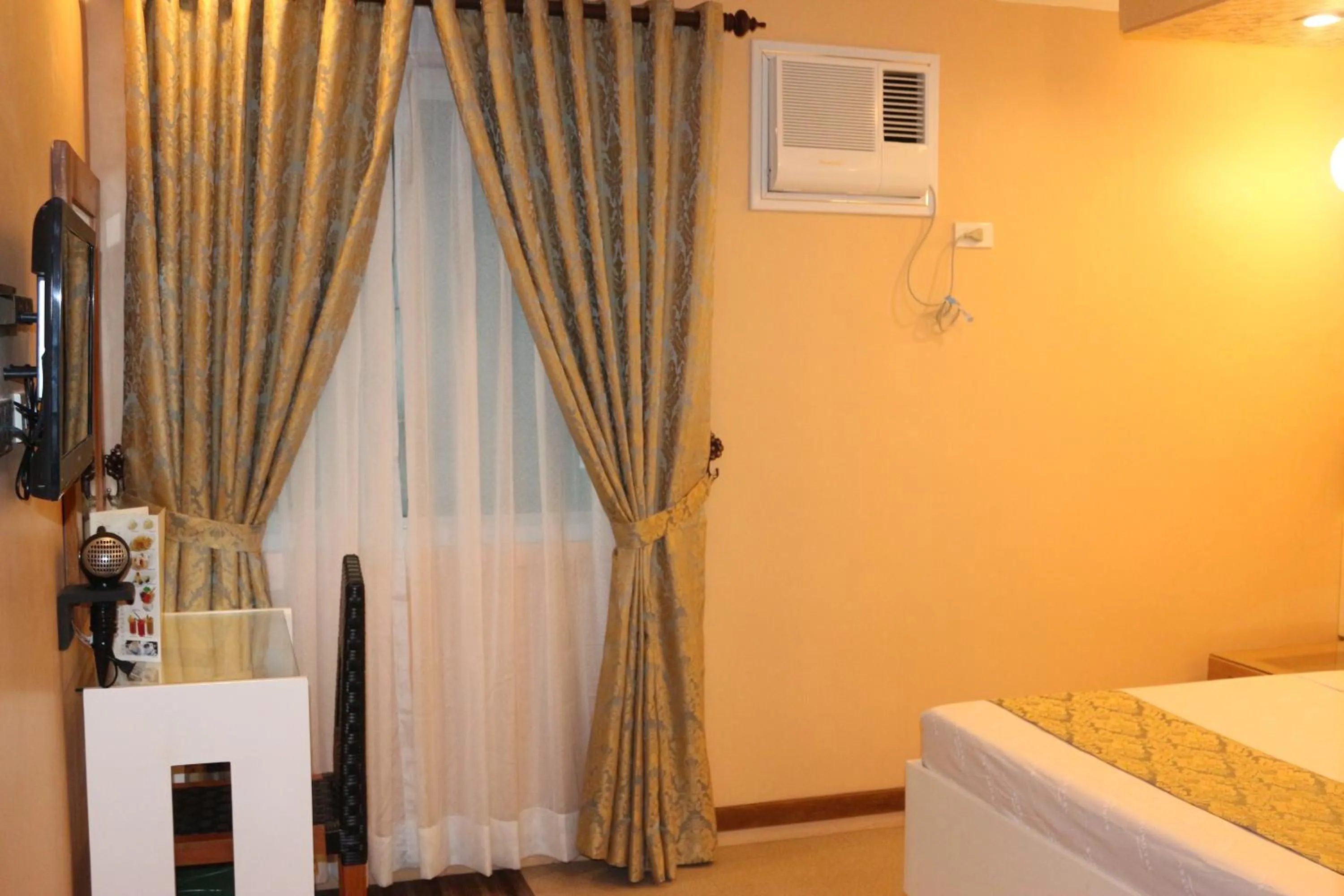 Bed in Eurotel Boracay