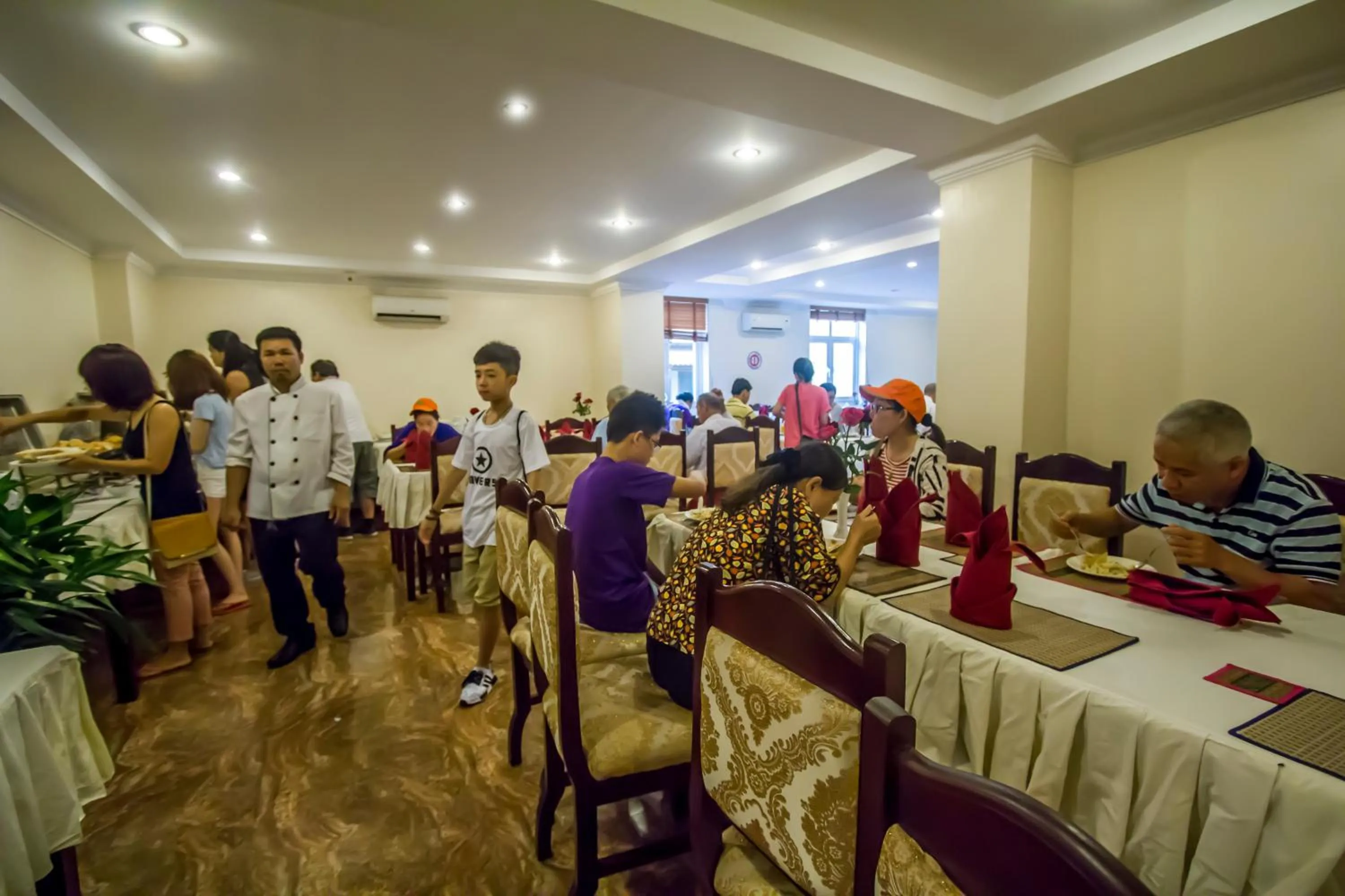 Restaurant/places to eat in Good Luck Day Hotel & Apartment