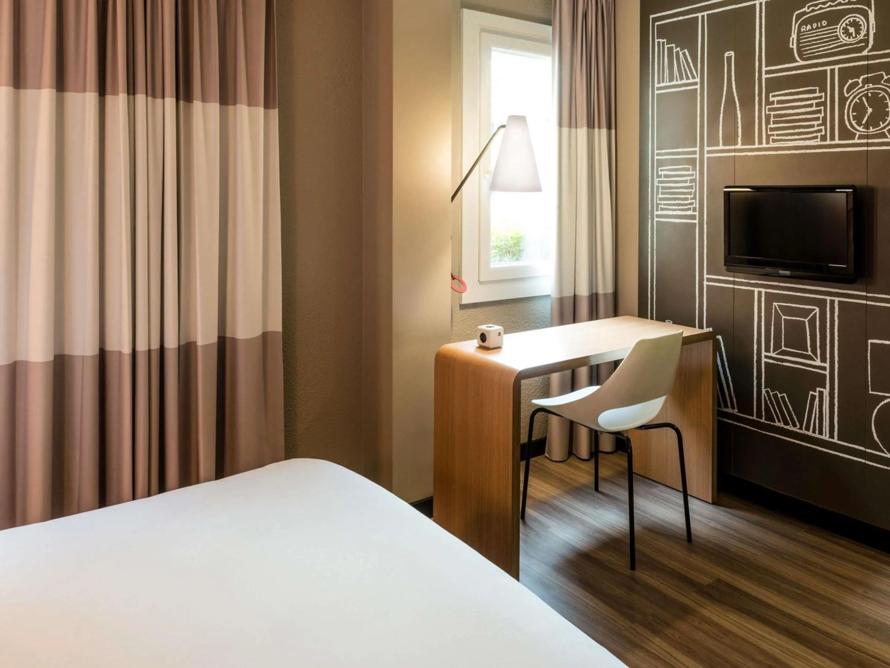 Bedroom, Bed in ibis Bourg en Bresse