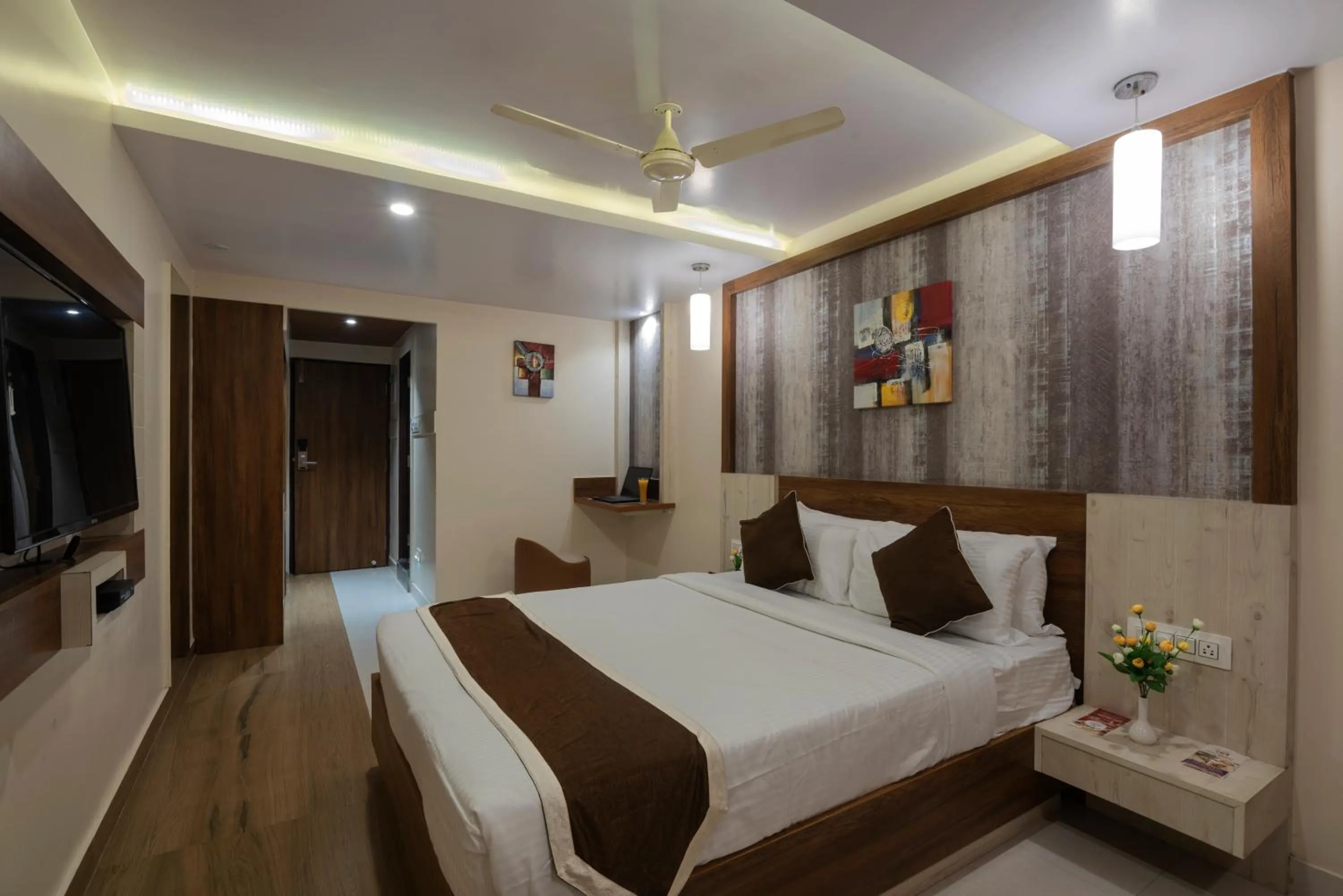 Bedroom, Bed in Hotel Monarch International