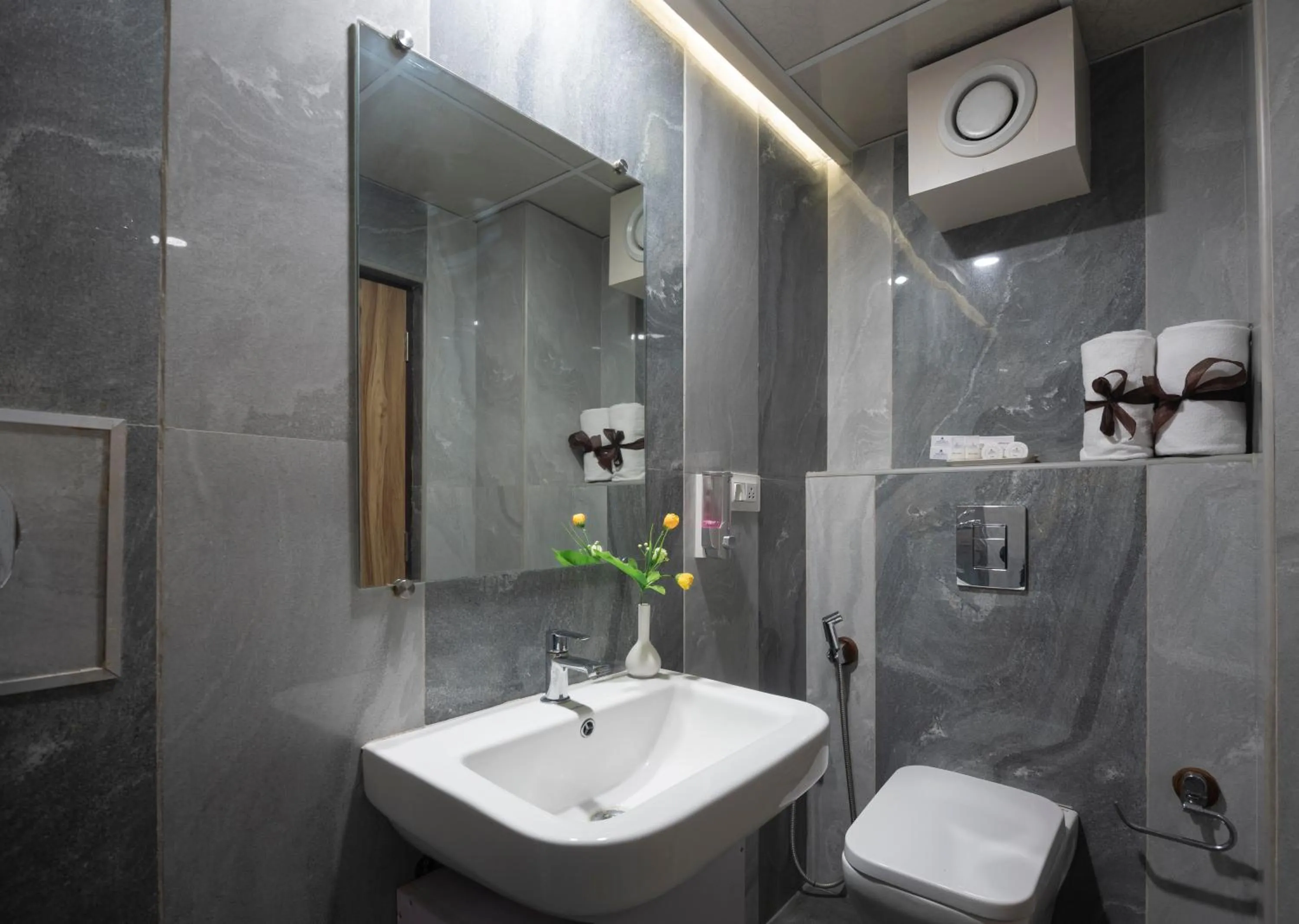 Bathroom in Hotel Monarch International