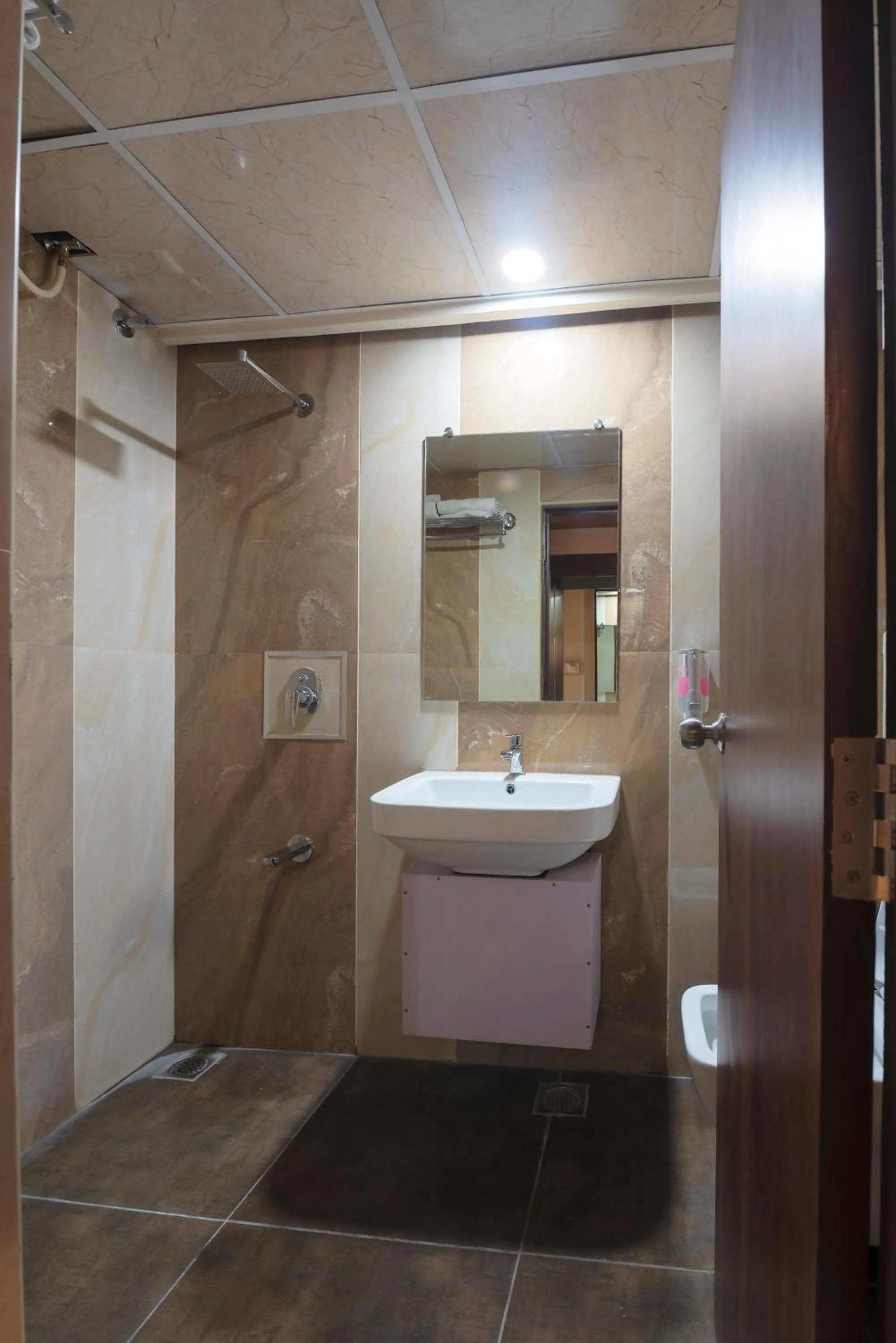 Bathroom in Hotel Monarch International