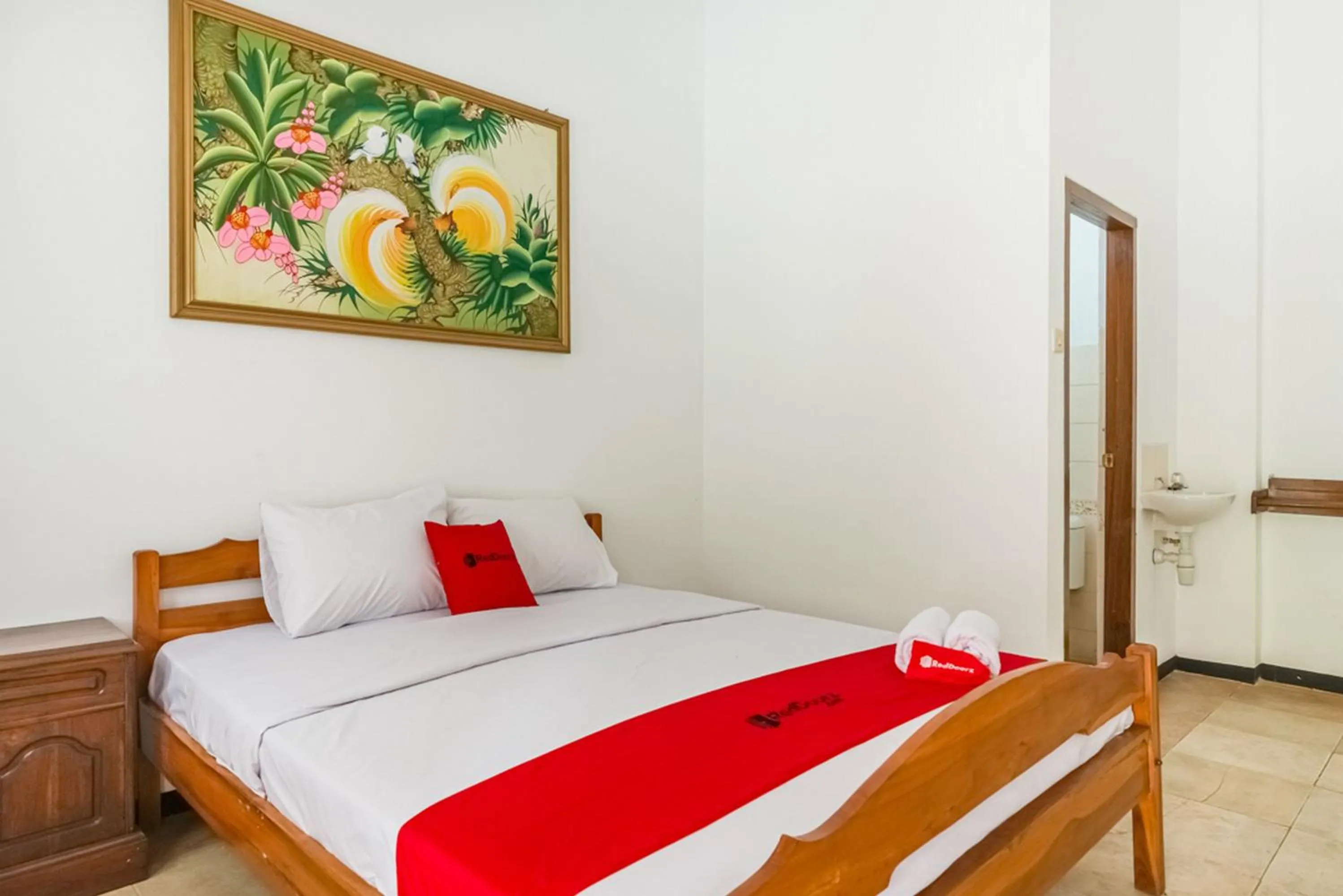 Bedroom, Bed in RedDoorz Syariah near Gor Ken Arok