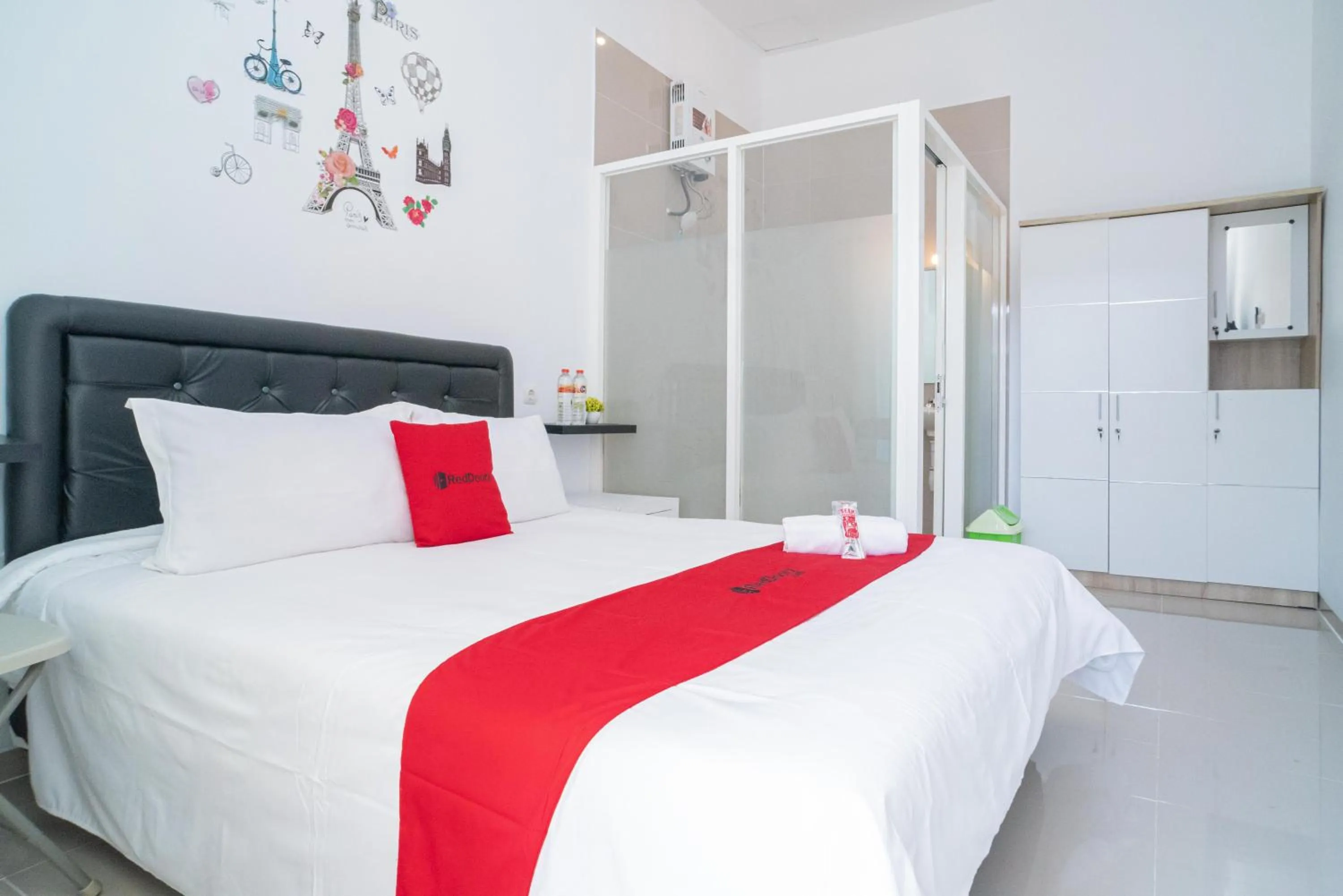 Bedroom, Bed in RedDoorz Syariah At Winong Nganjuk