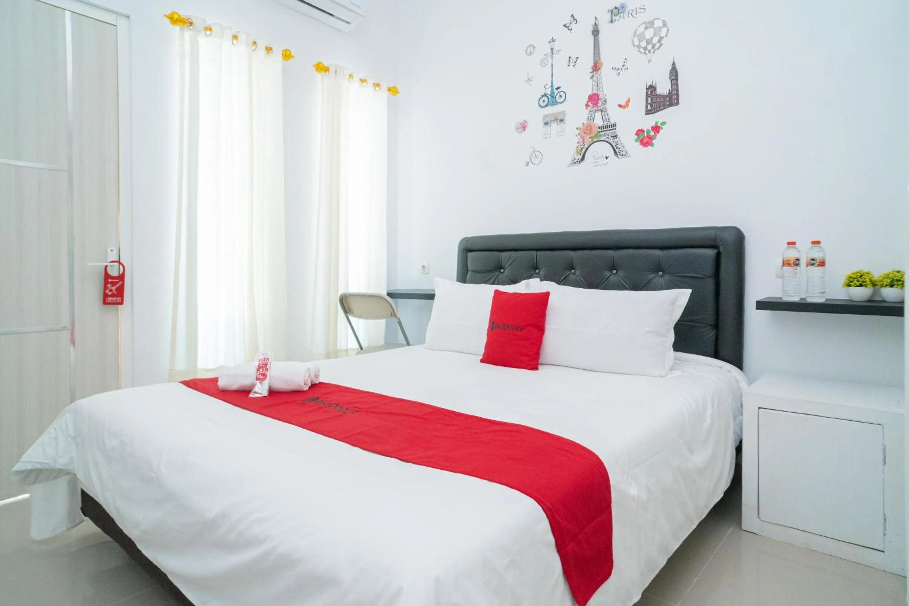 Bedroom, Bed in RedDoorz Syariah At Winong Nganjuk