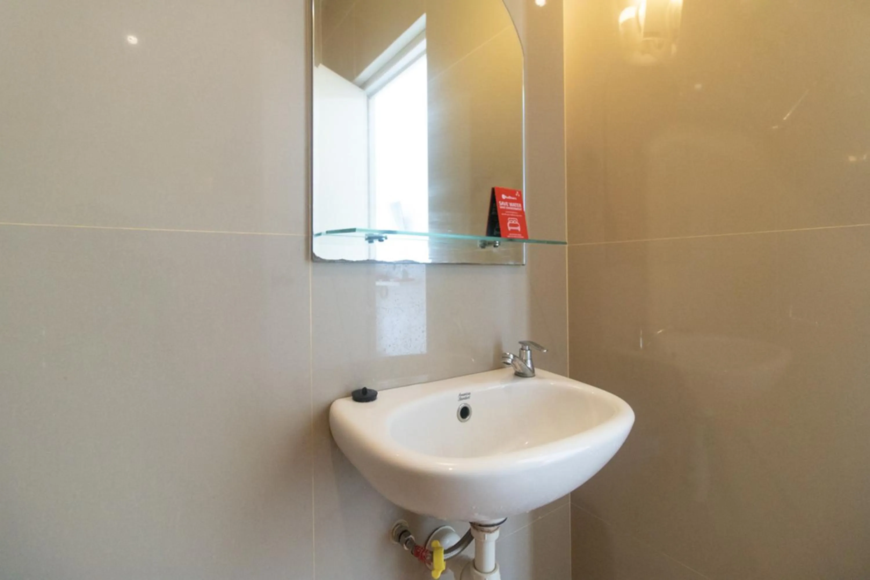 Bathroom in RedDoorz Syariah At Winong Nganjuk