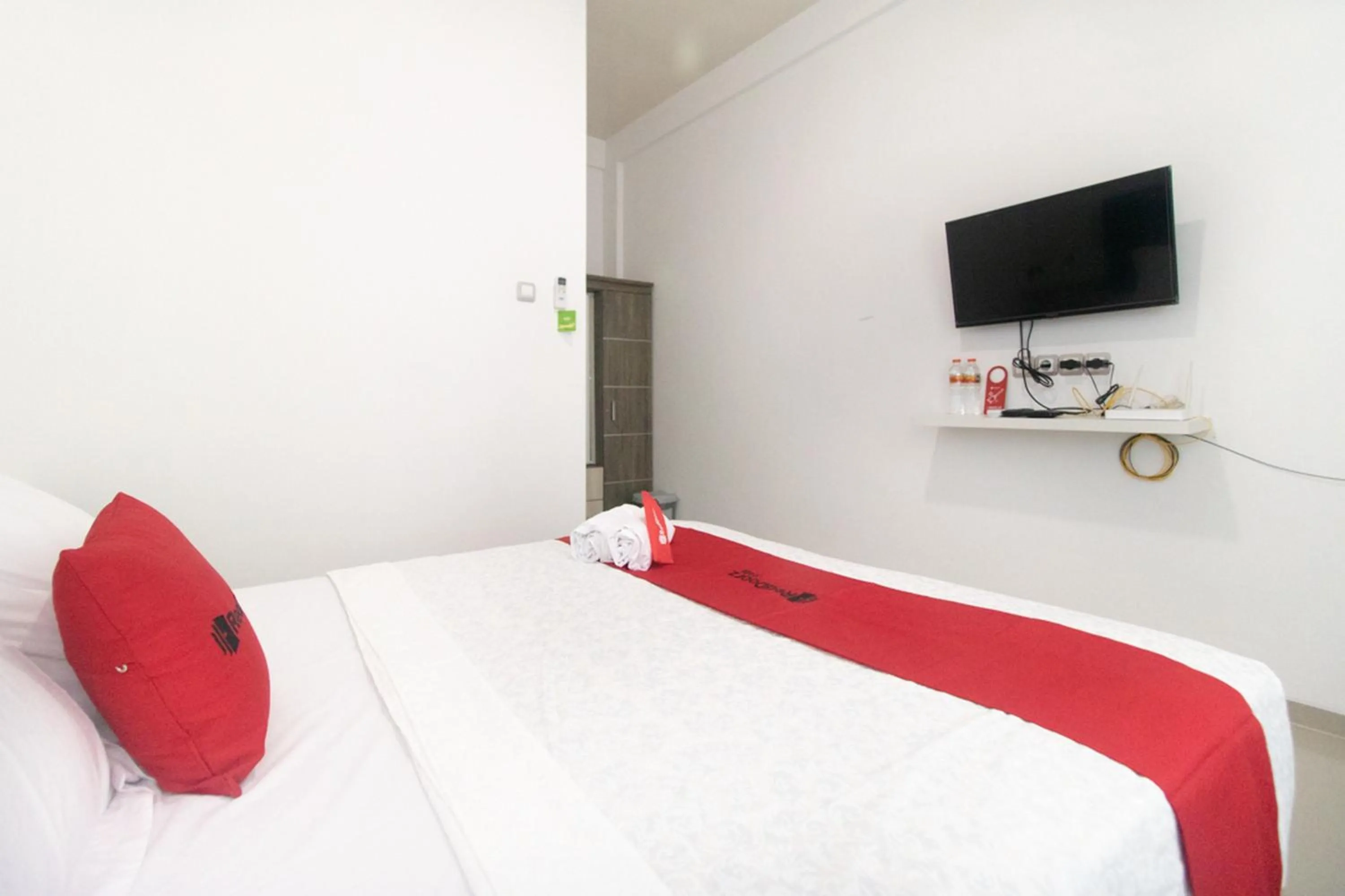 Bedroom, Bed in RedDoorz Syariah At Winong Nganjuk
