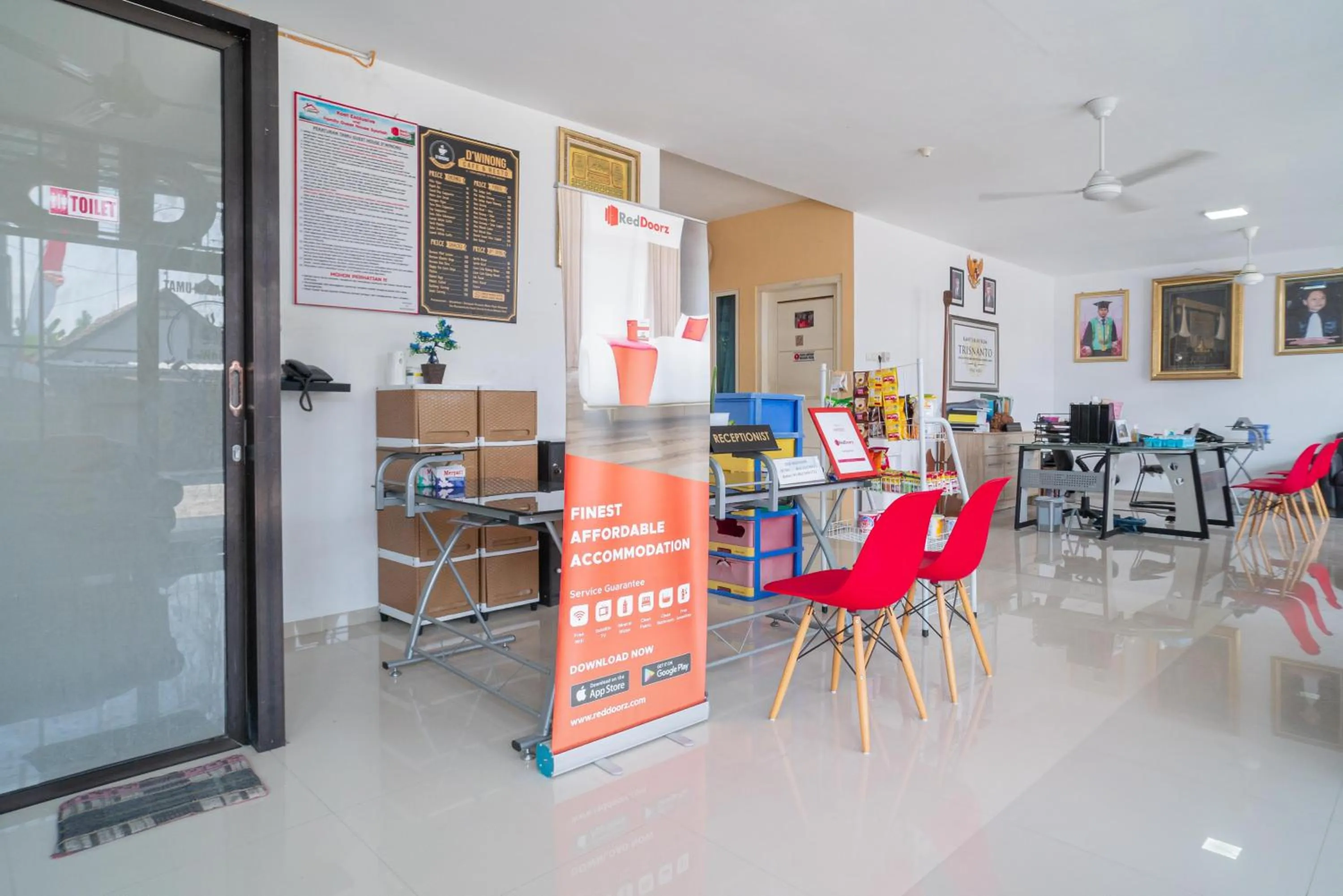 Lobby or reception in RedDoorz Syariah At Winong Nganjuk