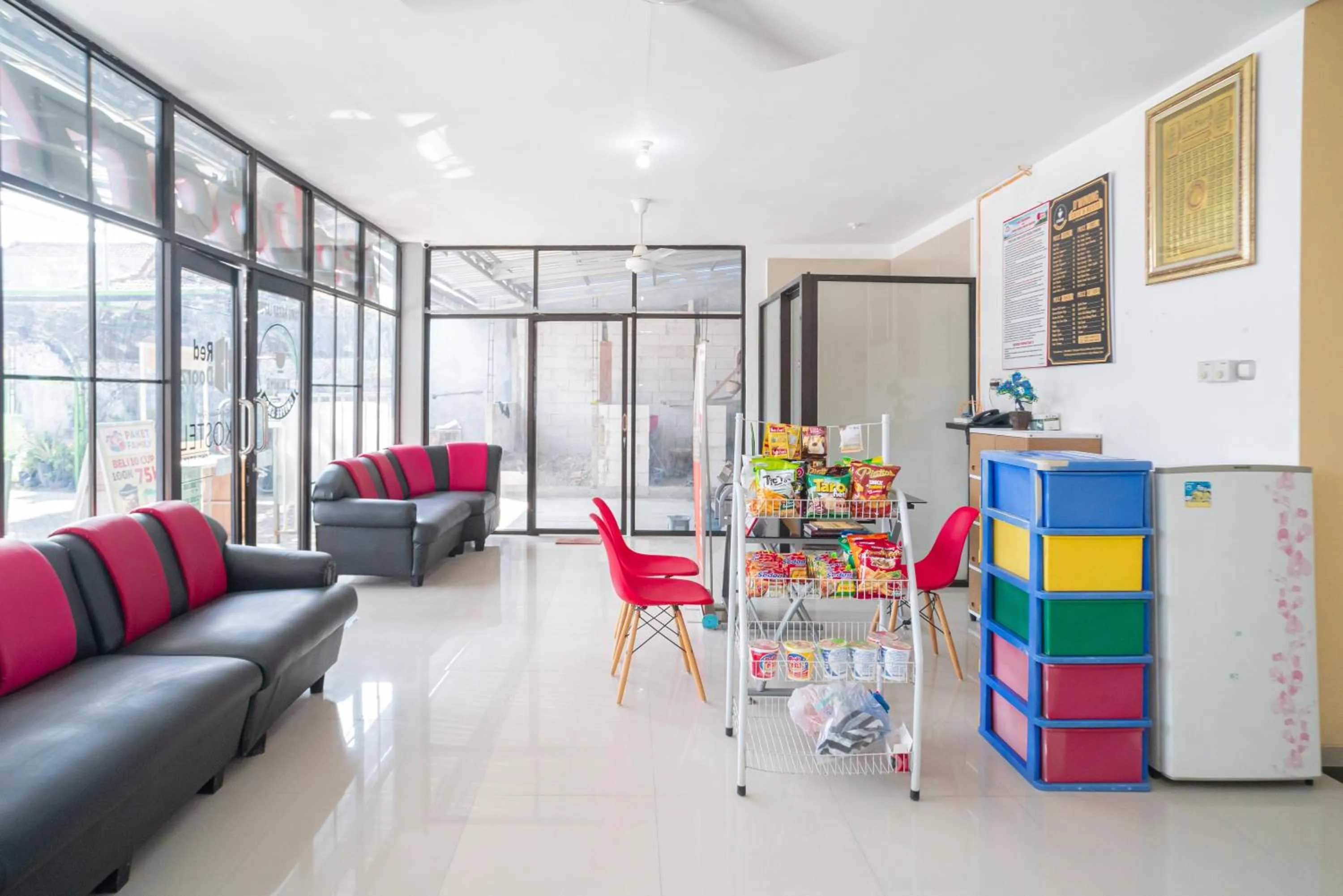 Lobby or reception in RedDoorz Syariah At Winong Nganjuk