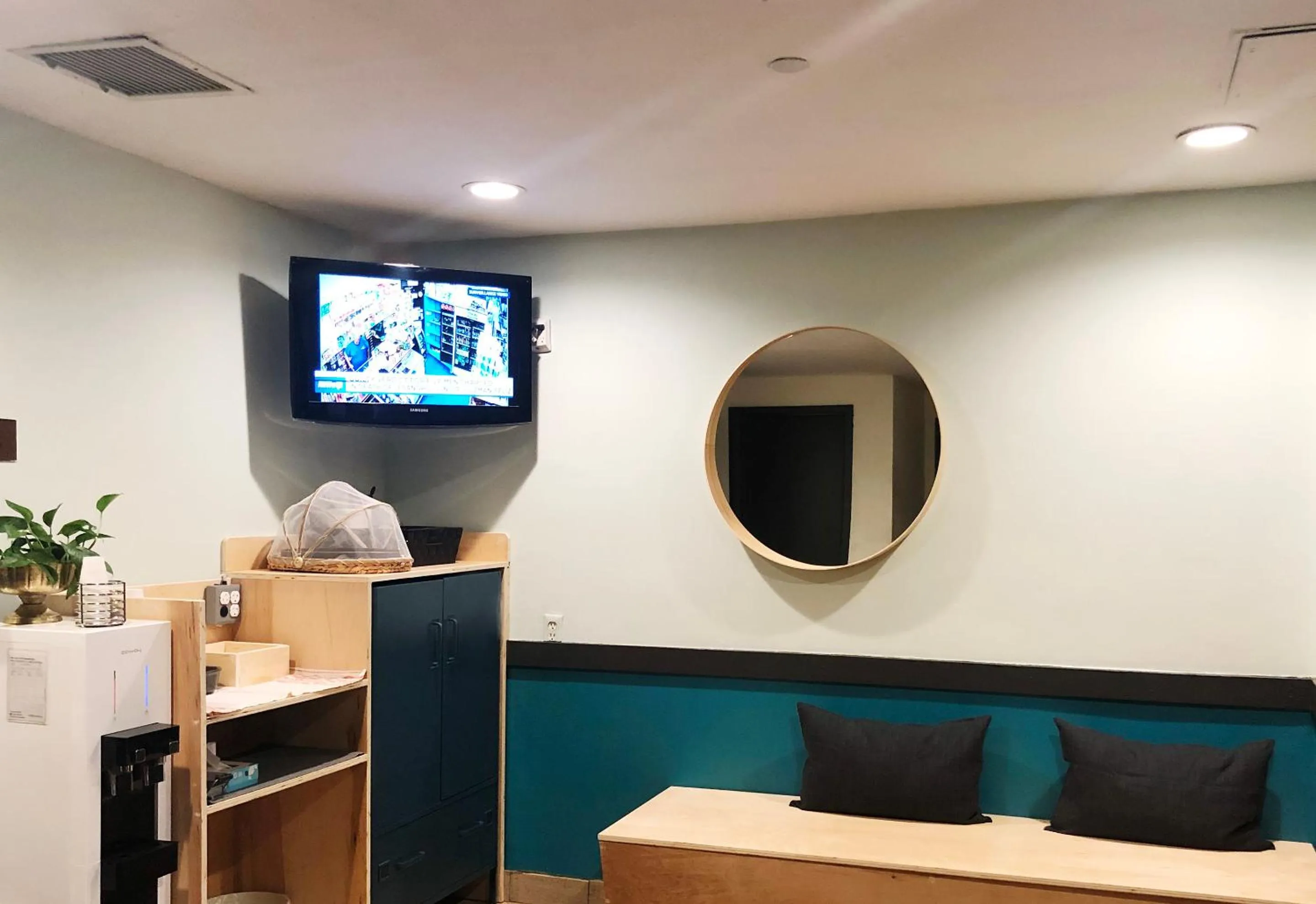 Communal lounge/ TV room in Hudson River Hotel