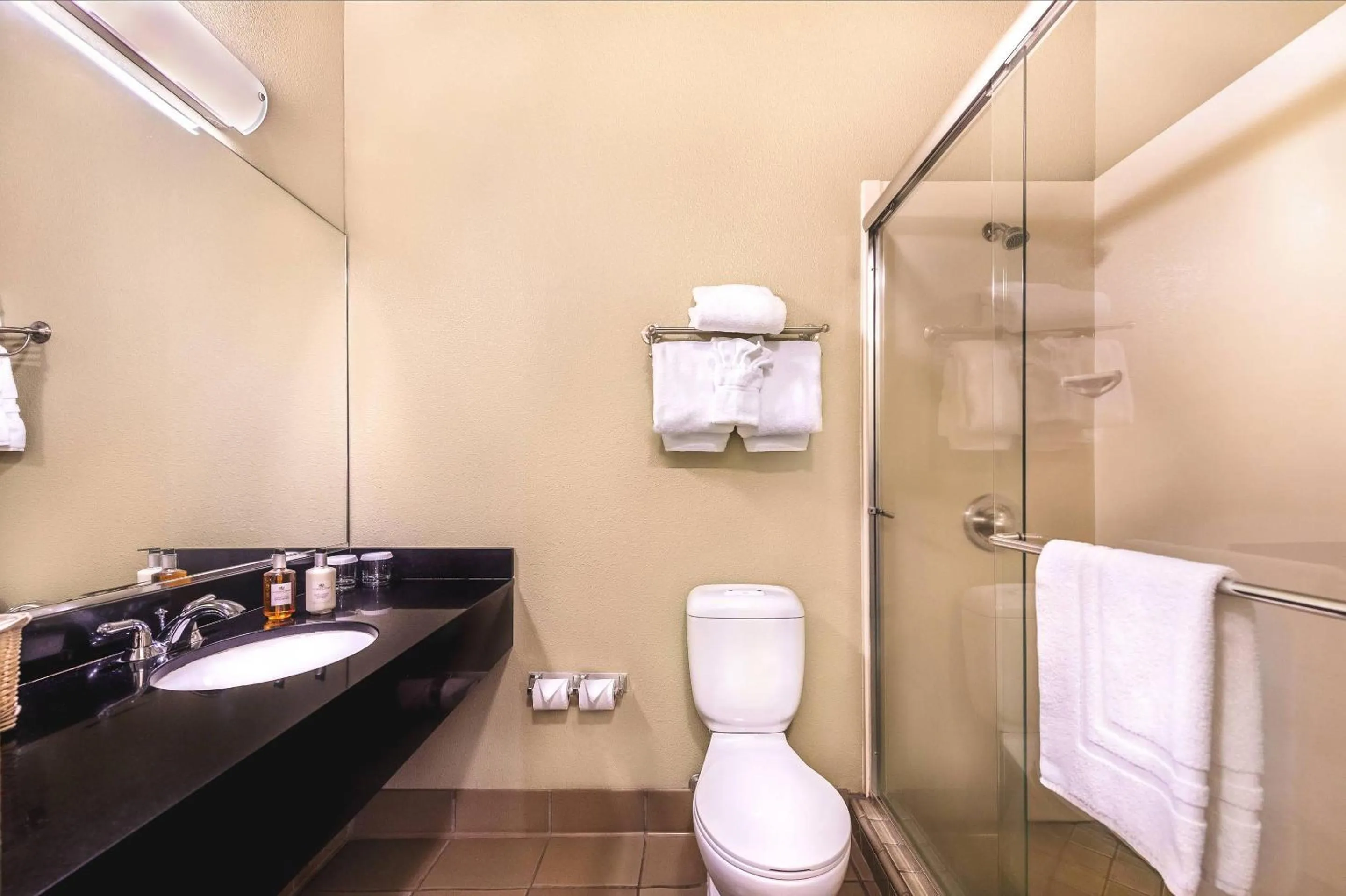 Bedroom in Gaia Hotel & Spa Redding, an Ascend Collection Hotel