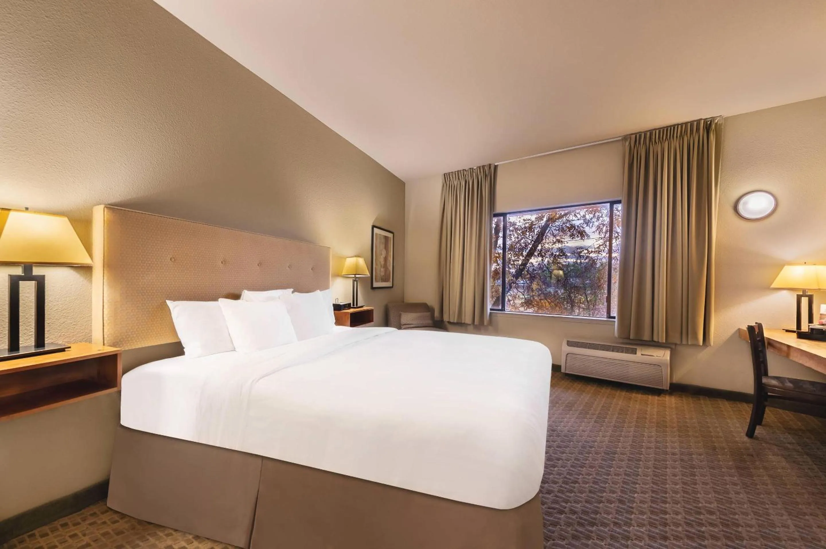 Bedroom, Bed in Gaia Hotel & Spa Redding, an Ascend Collection Hotel