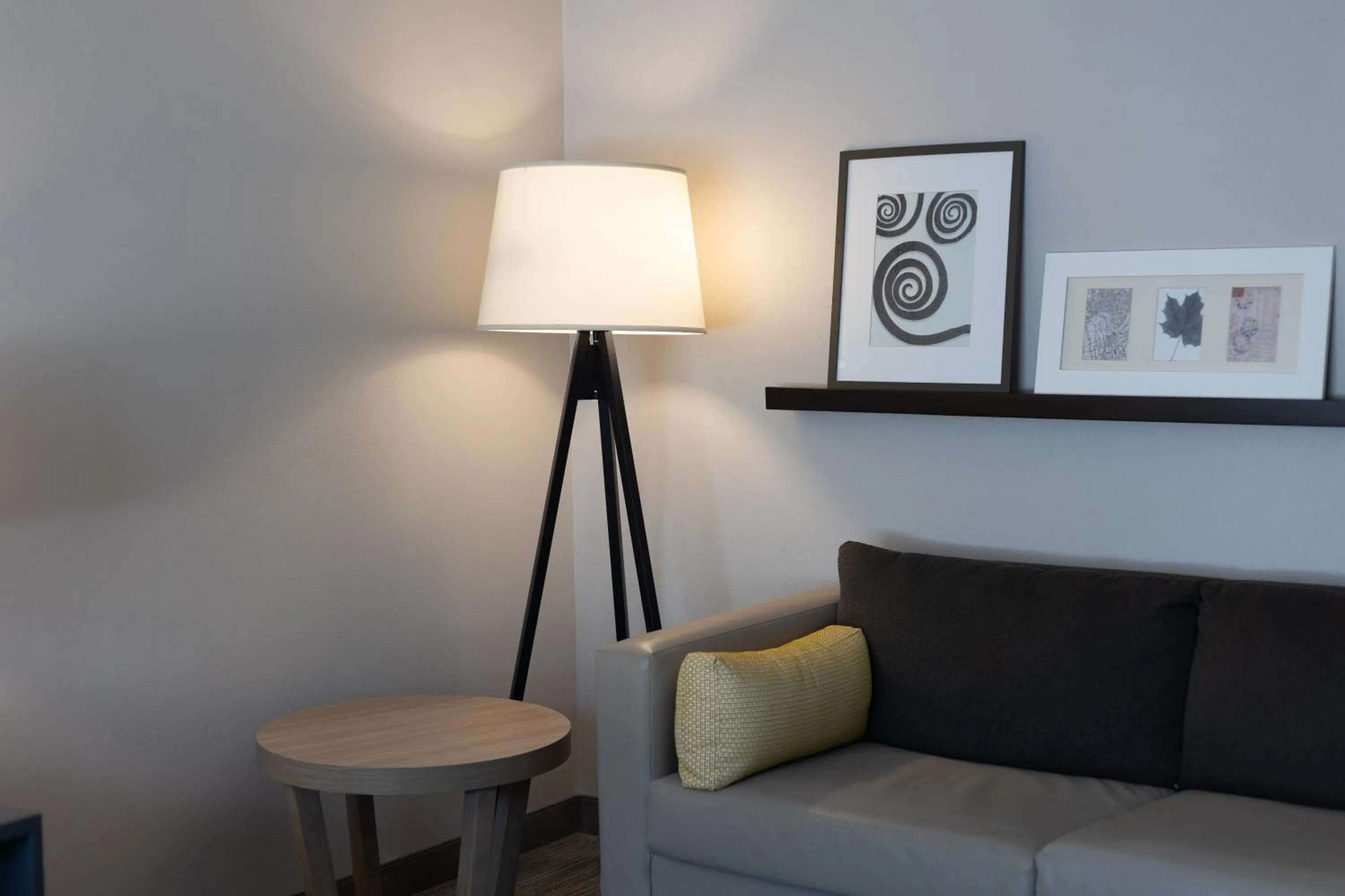 Seating area in Country Inn & Suites by Radisson, Seattle-Bothell, WA