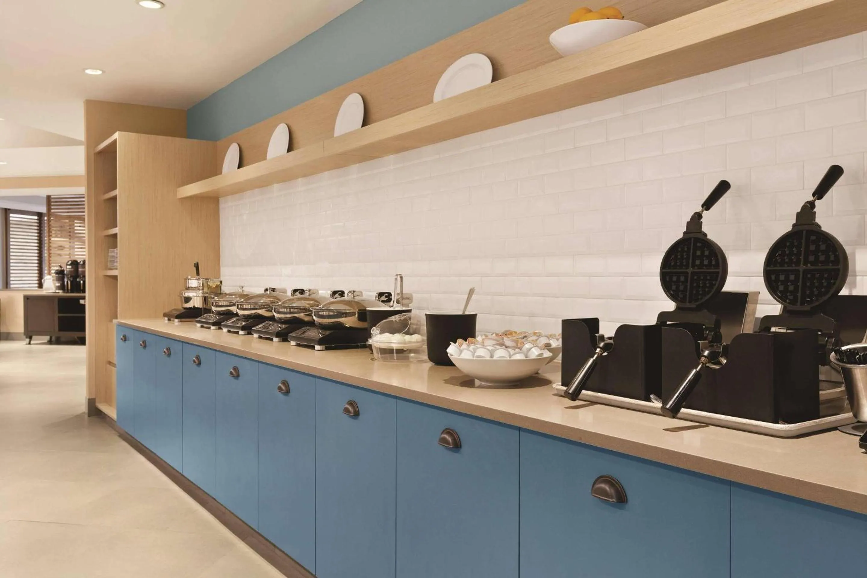 Breakfast in Country Inn & Suites by Radisson, Seattle-Bothell, WA