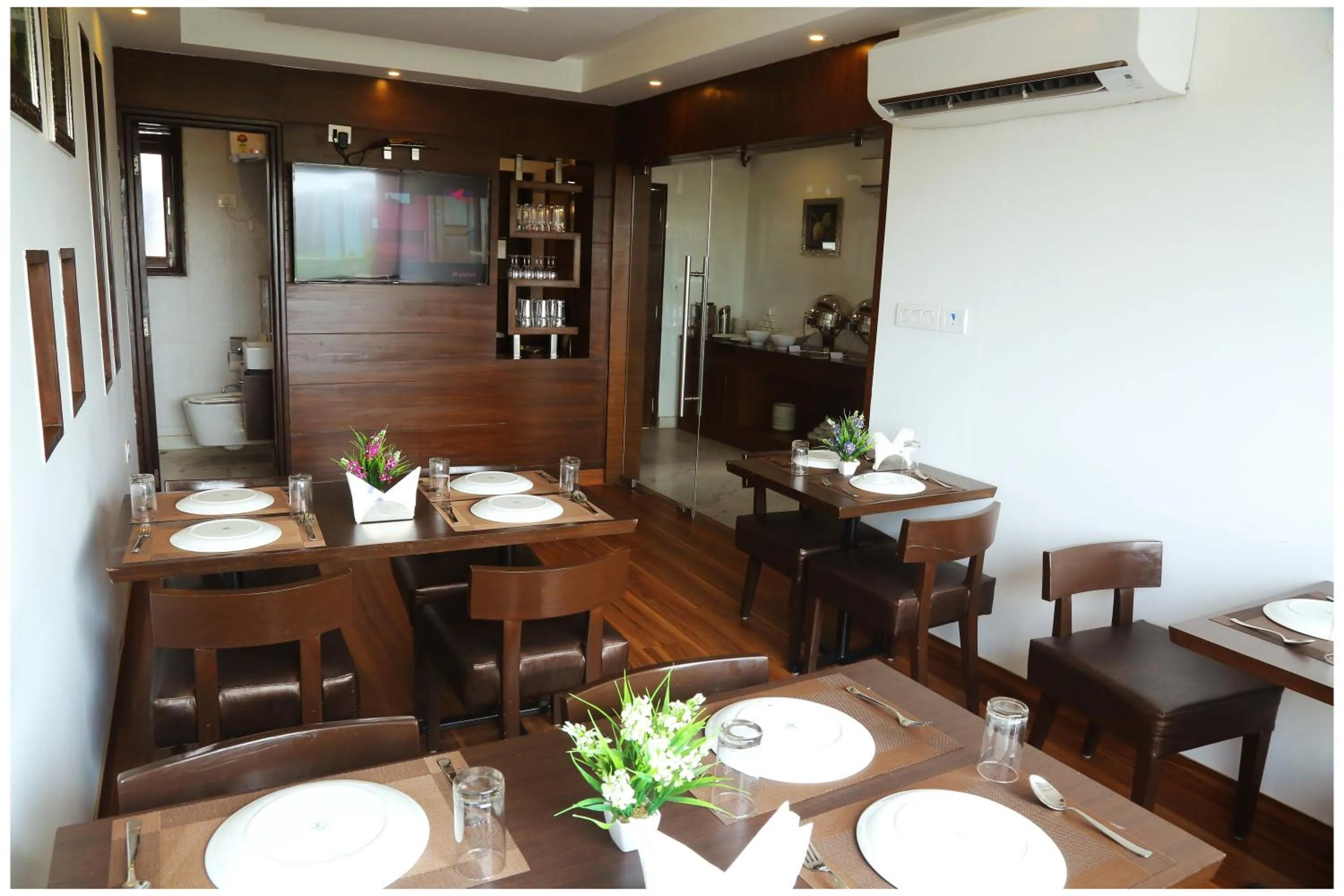 Restaurant/places to eat in Hotel The R Blues - Near IGI Airport New Delhi