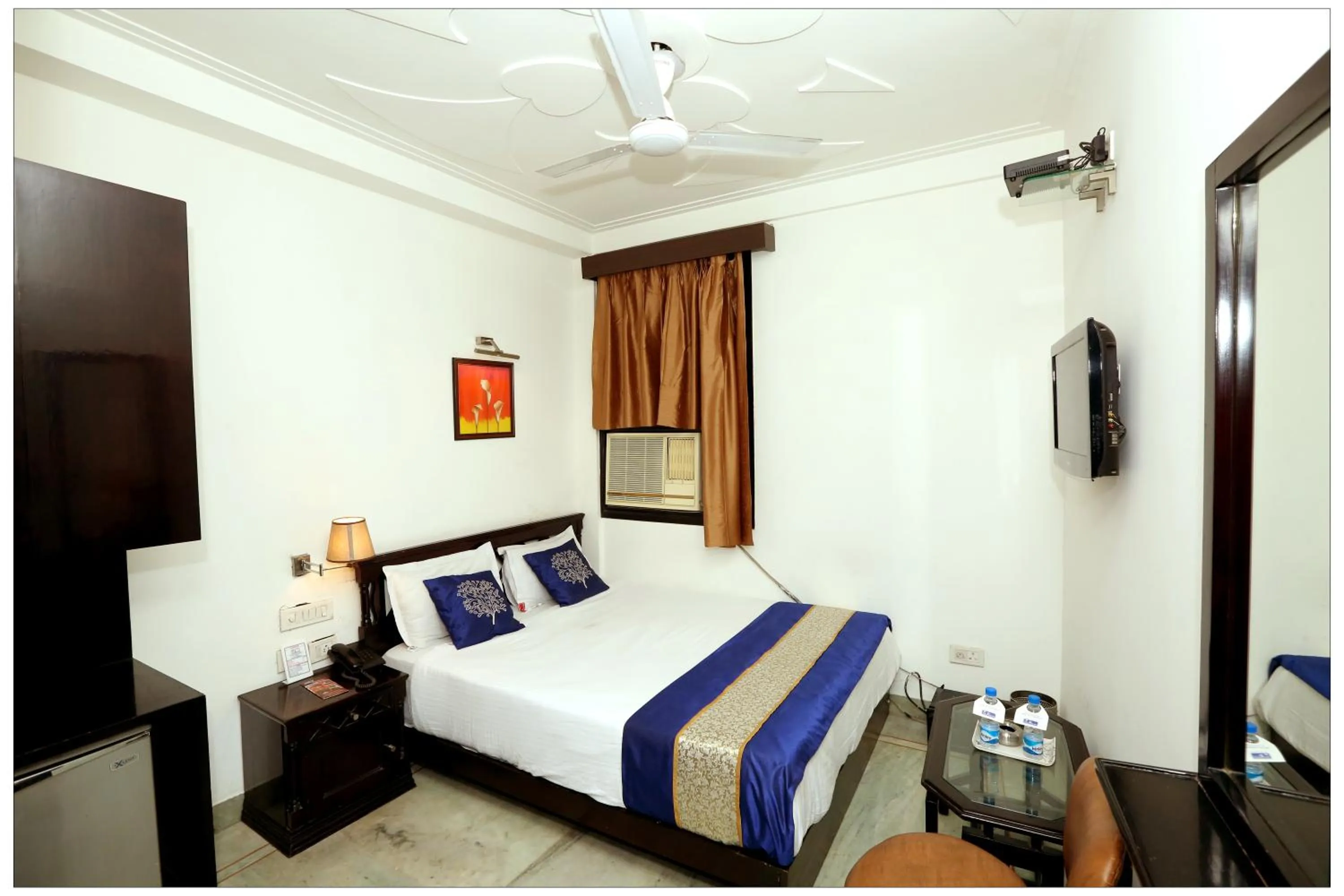 Photo of the whole room, Bed in Hotel The R Blues - Near IGI Airport New Delhi