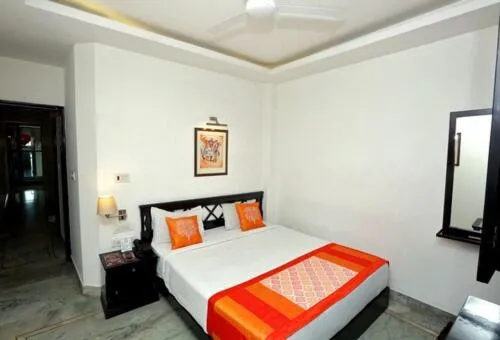 Bedroom, Bed in Hotel The R Blues - Near IGI Airport New Delhi