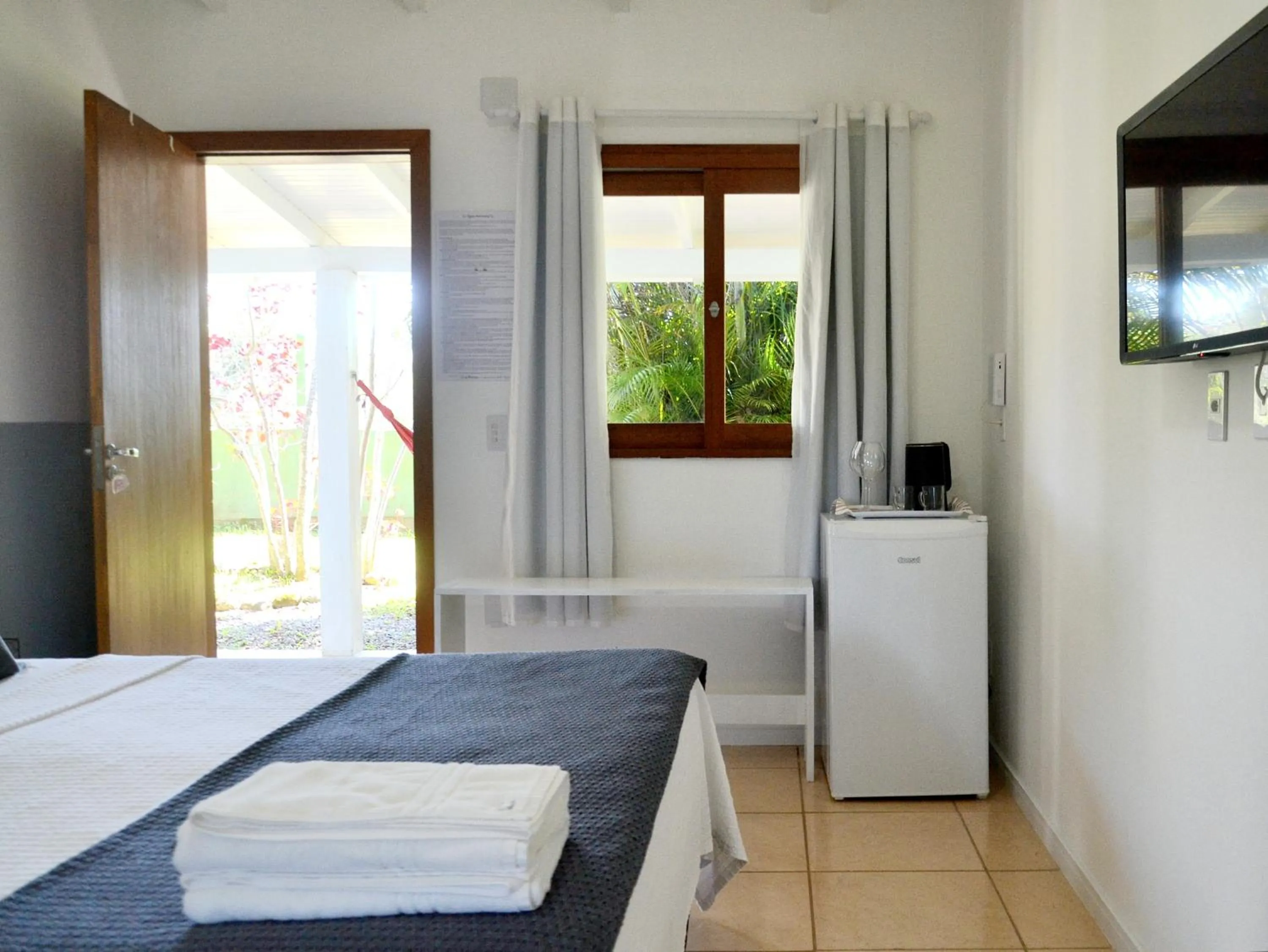 Photo of the whole room, Bed in Pousada la Boheme Guarda do Embaú - SC