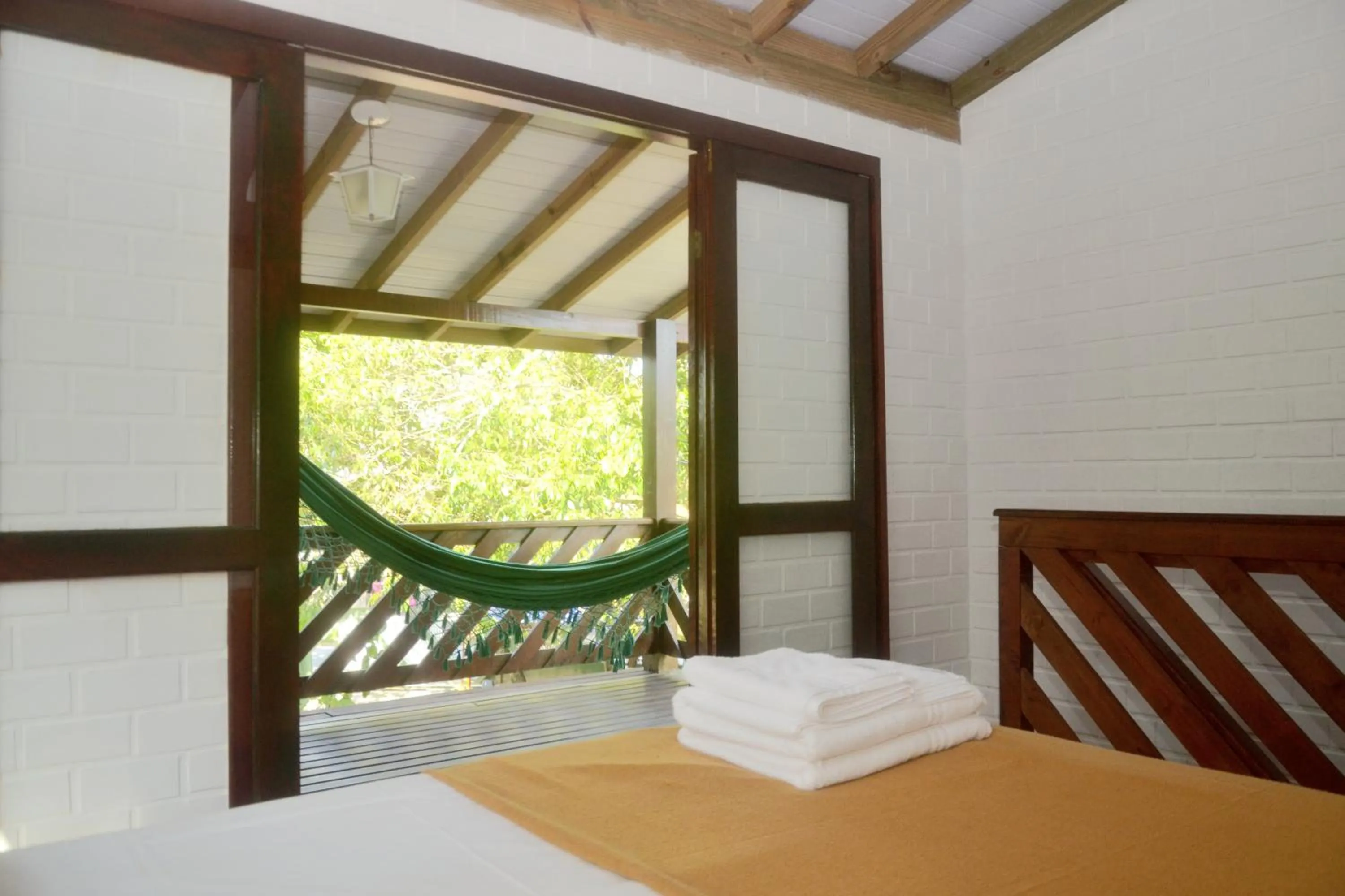 View (from property/room), Bed in Pousada la Boheme Guarda do Embaú - SC