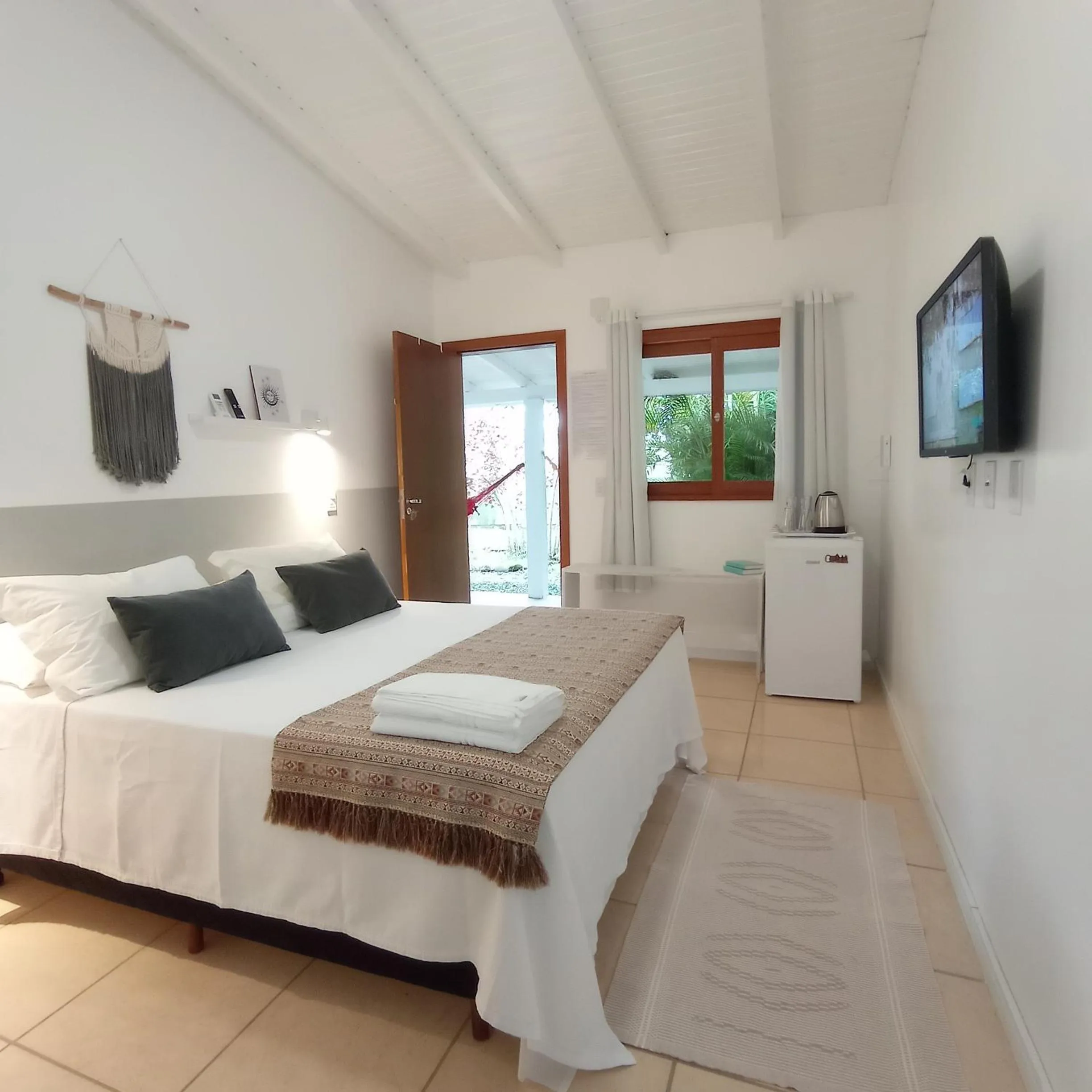 Photo of the whole room, Bed in Pousada la Boheme Guarda do Embaú - SC