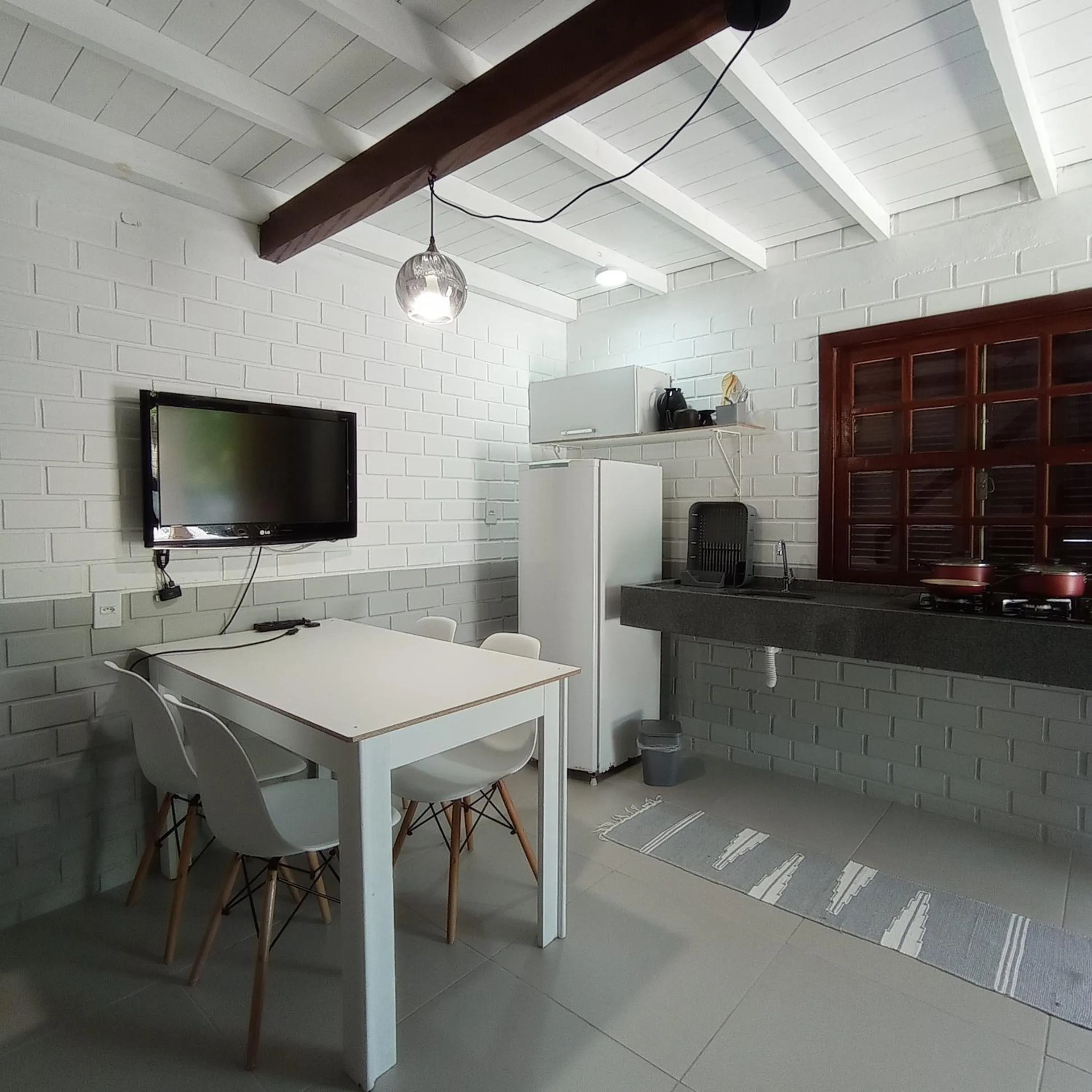 Kitchen or kitchenette in Pousada la Boheme Guarda do Embaú - SC