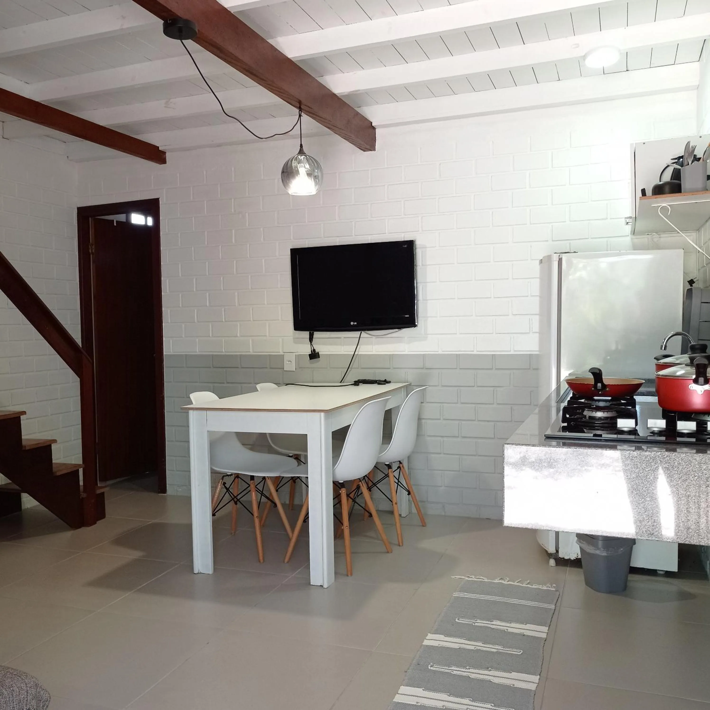 Kitchen or kitchenette in Pousada la Boheme Guarda do Embaú - SC