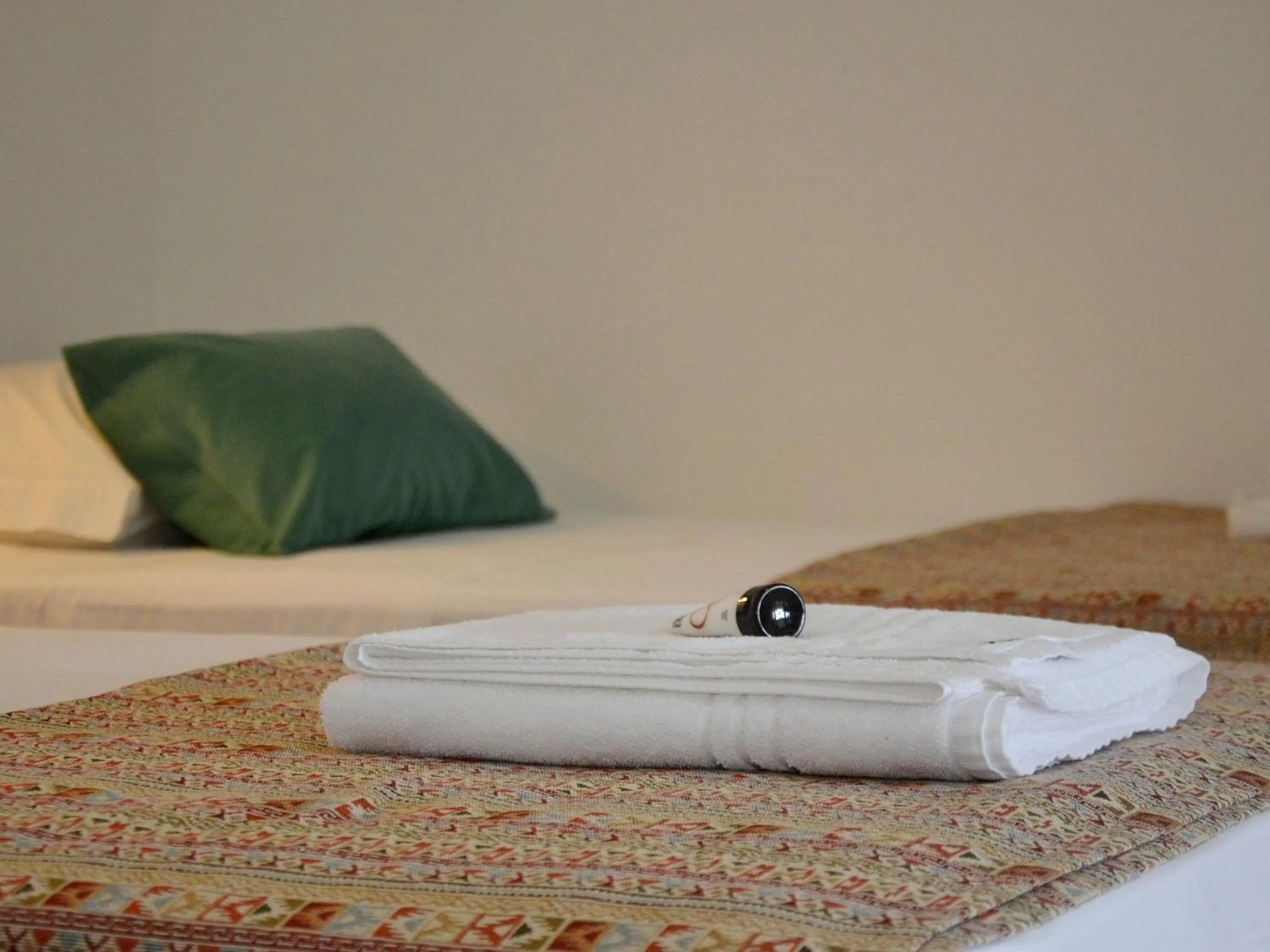 towels, Bed in Pousada la Boheme Guarda do Embaú - SC