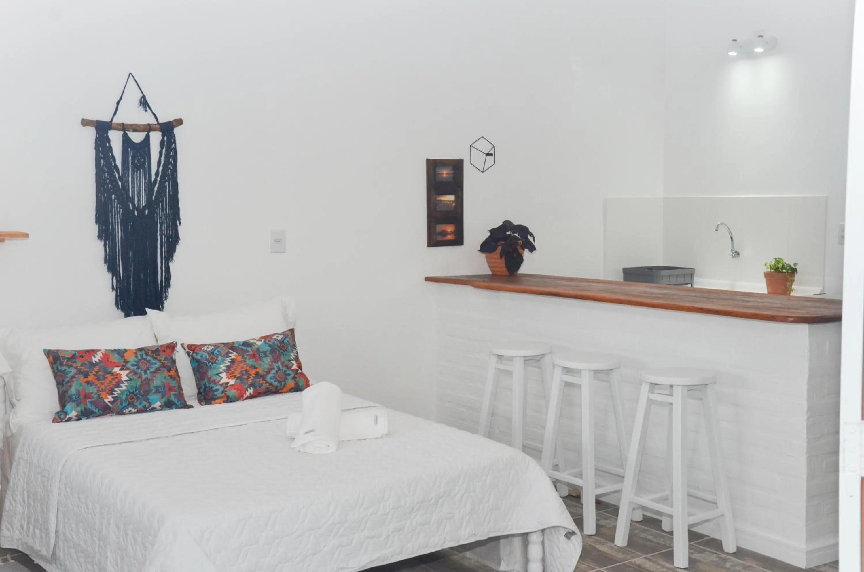 Dining area, Bed in Pousada la Boheme Guarda do Embaú - SC