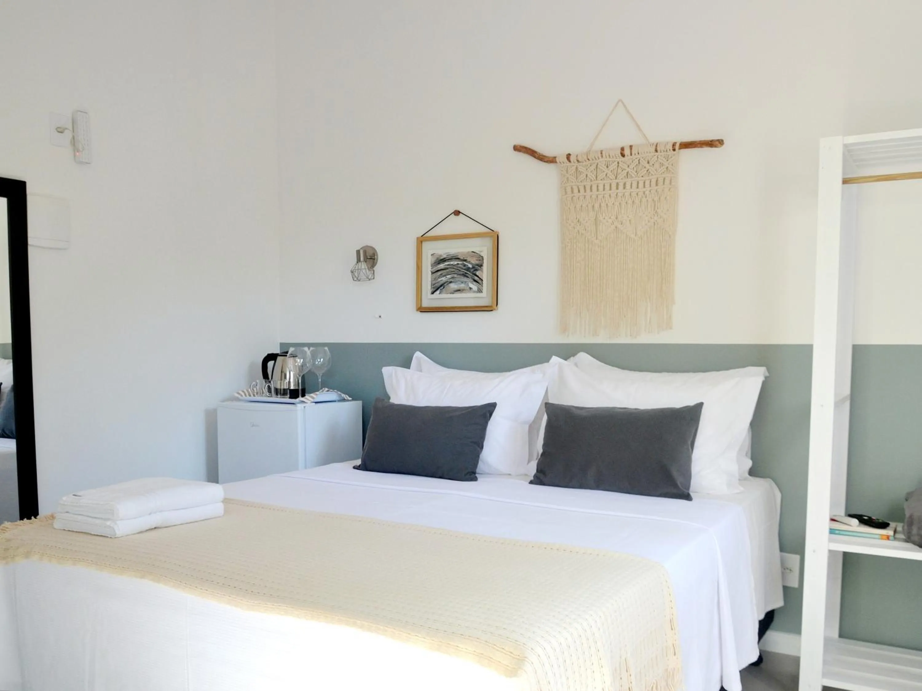 Photo of the whole room, Bed in Pousada la Boheme Guarda do Embaú - SC