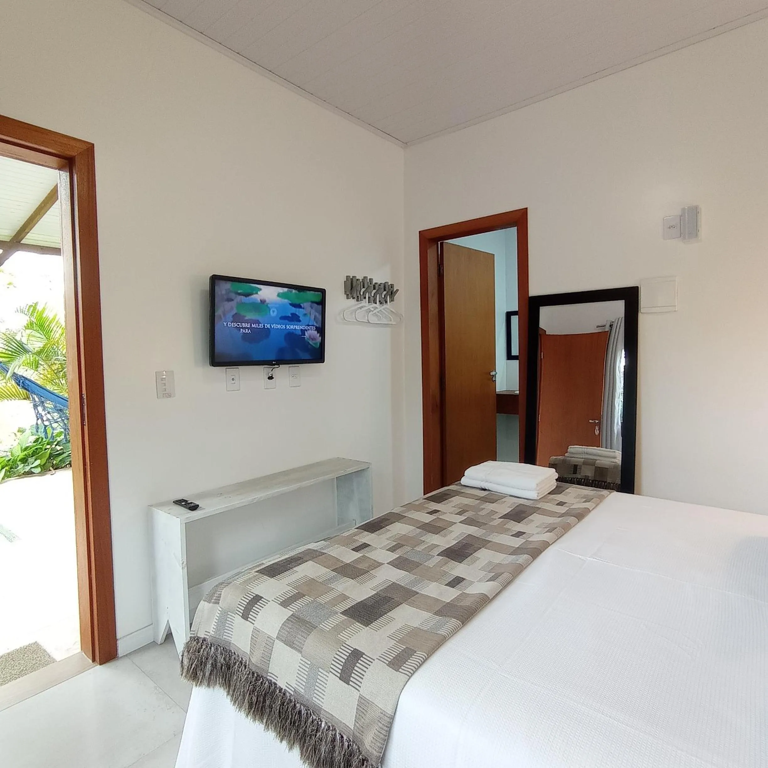 Photo of the whole room, Bed in Pousada la Boheme Guarda do Embaú - SC