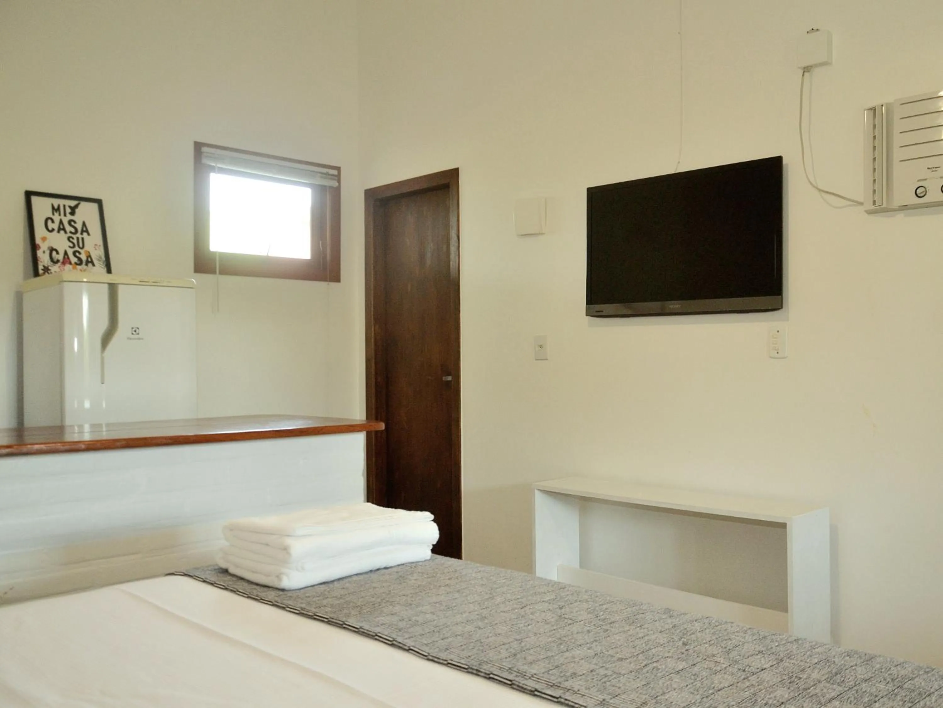 Photo of the whole room, Bed in Pousada la Boheme Guarda do Embaú - SC