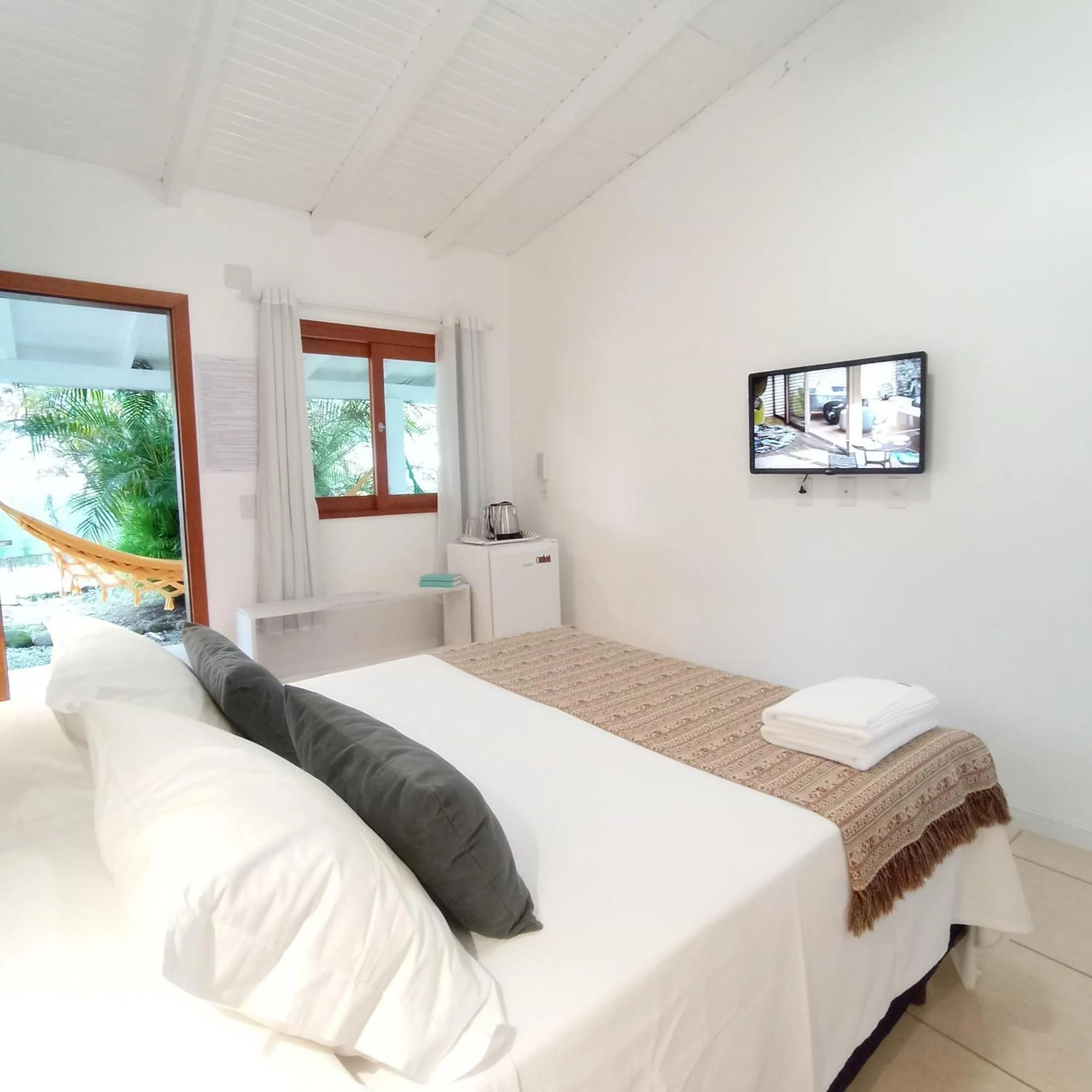 Photo of the whole room, Bed in Pousada la Boheme Guarda do Embaú - SC