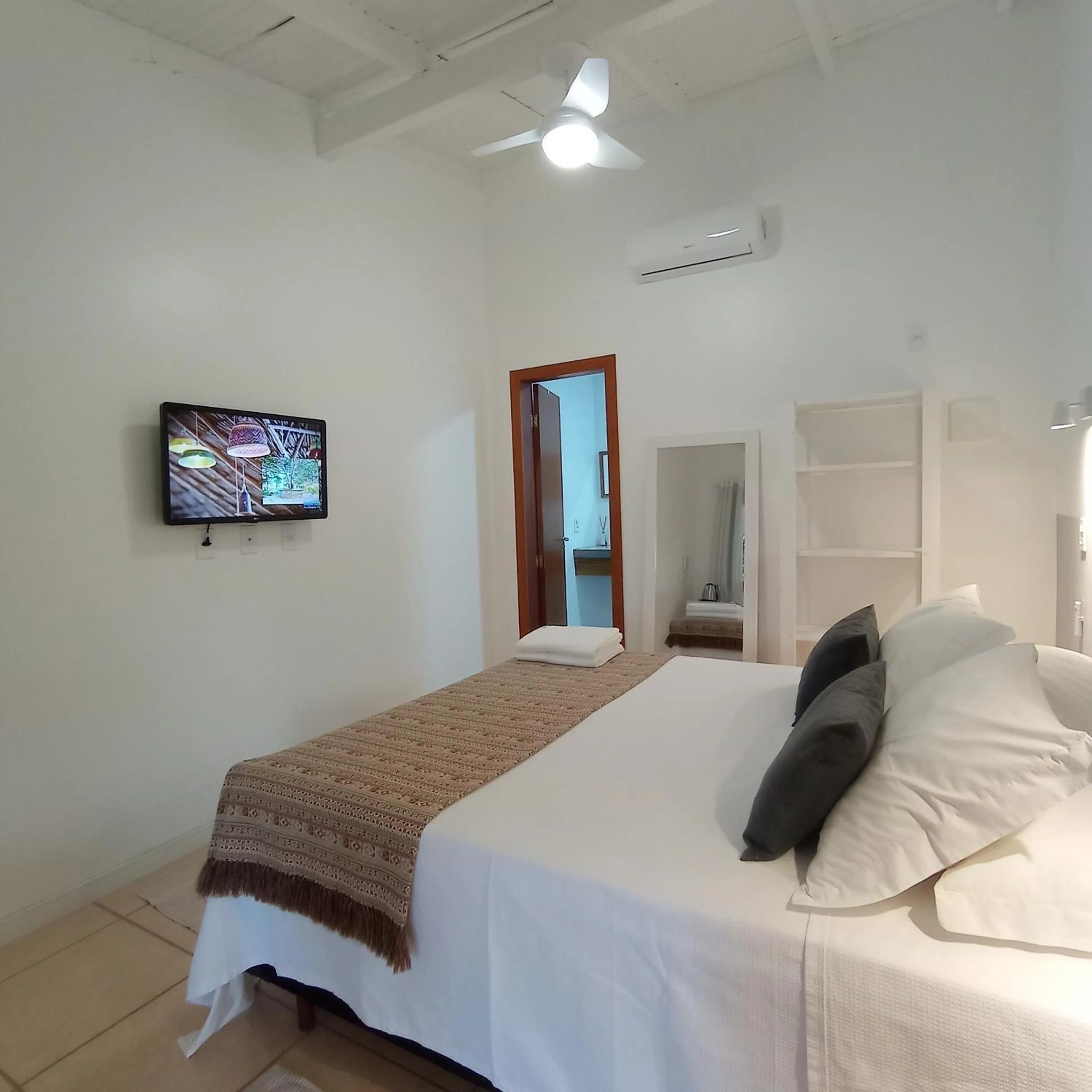 Photo of the whole room, Bed in Pousada la Boheme Guarda do Embaú - SC