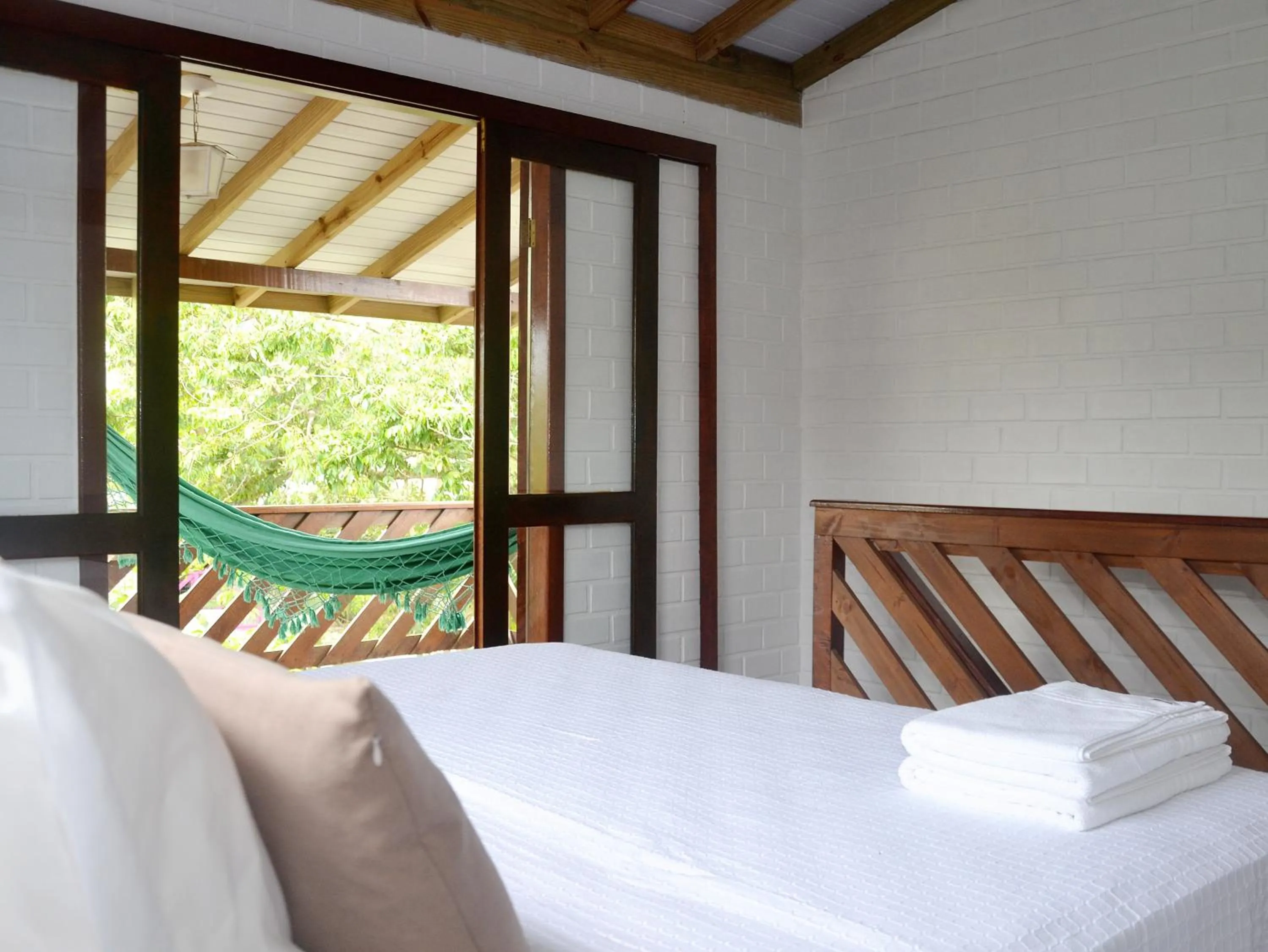 Balcony/Terrace, Bed in Pousada la Boheme Guarda do Embaú - SC