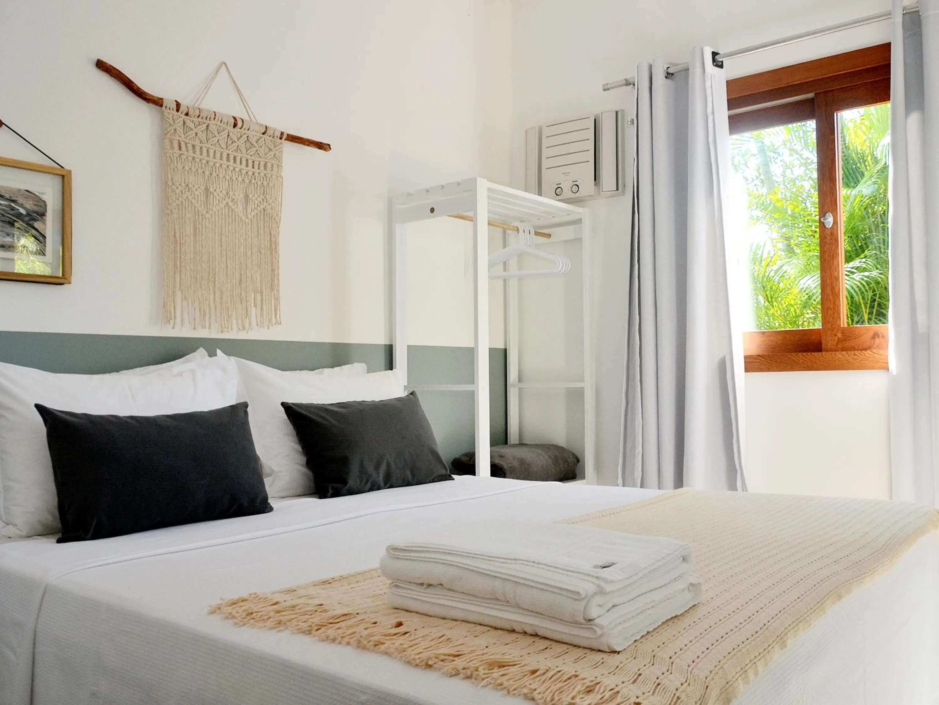 Photo of the whole room, Bed in Pousada la Boheme Guarda do Embaú - SC