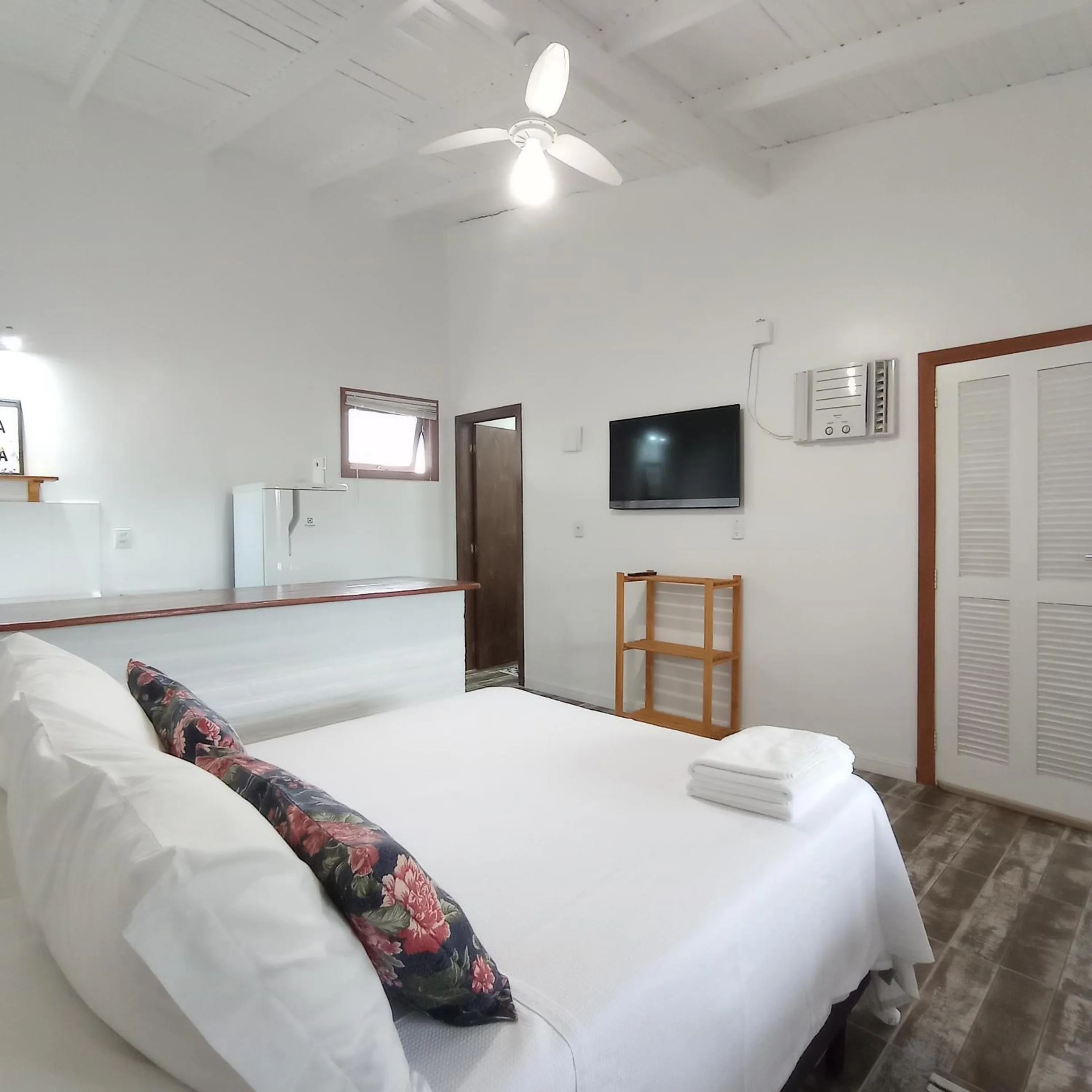 Photo of the whole room, Bed in Pousada la Boheme Guarda do Embaú - SC