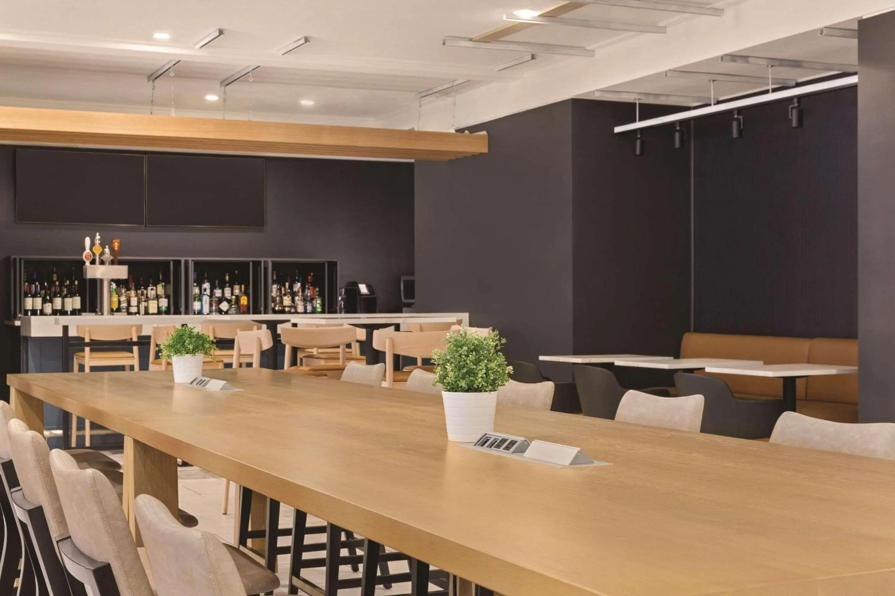 Restaurant/places to eat in Radisson Hotel Seattle Airport