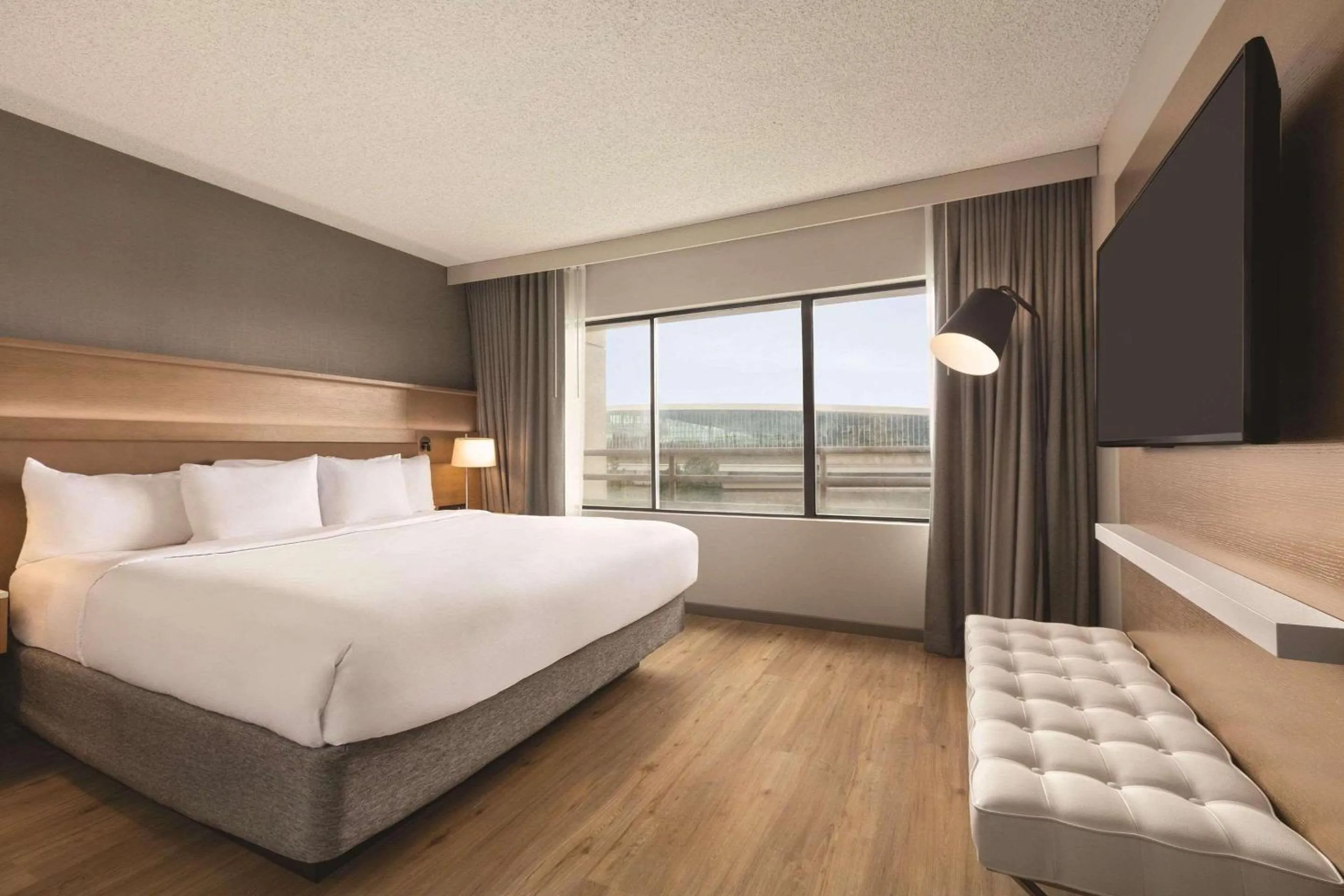 Bedroom, Bed in Radisson Hotel Seattle Airport