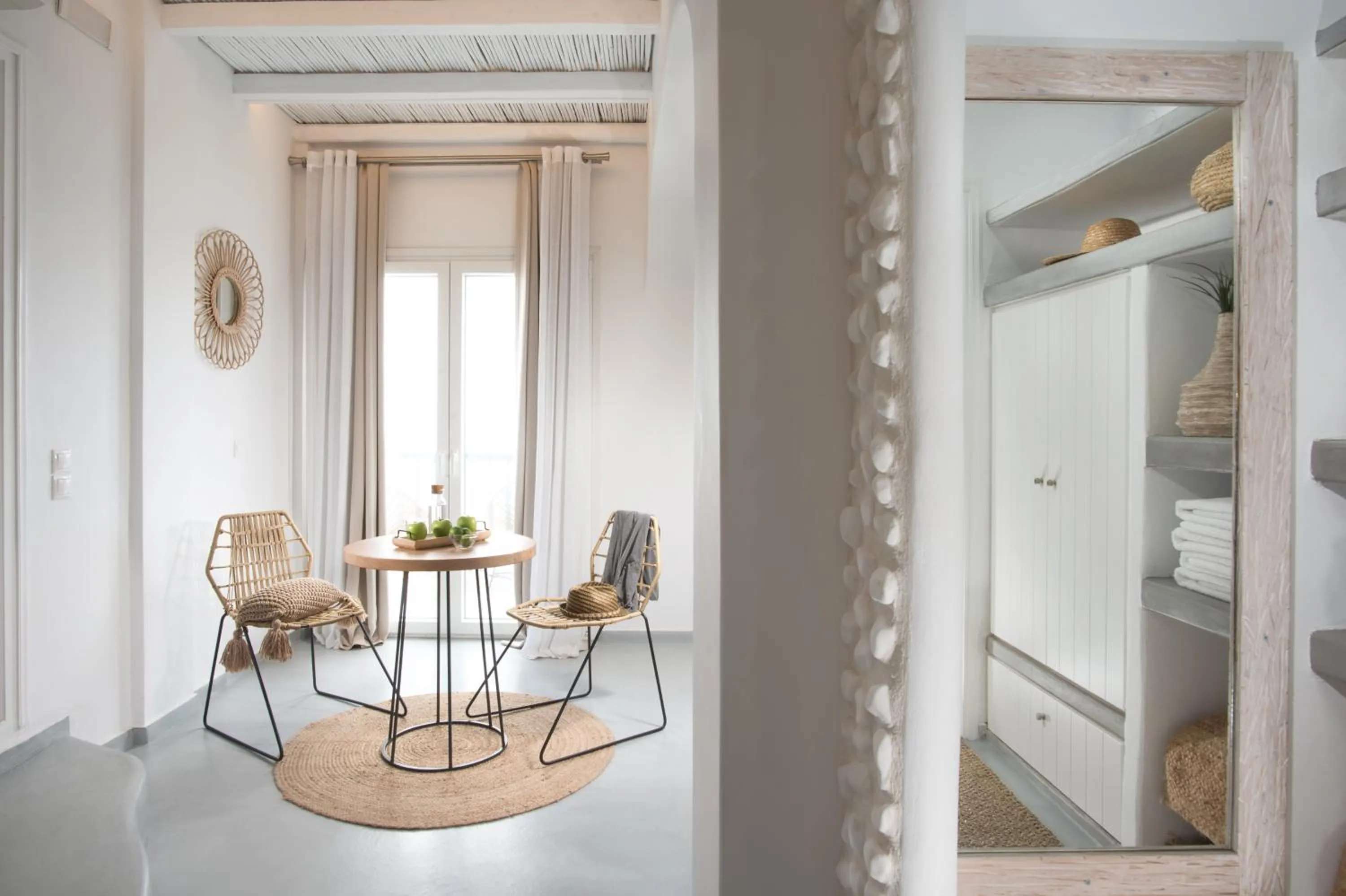 Dining area in Perla Suites - Delmar Collection