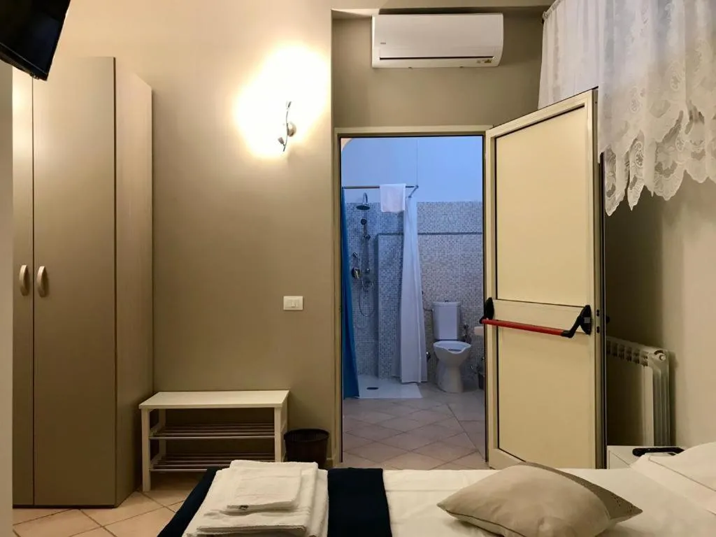 Bathroom, Bed in B&B Luminari