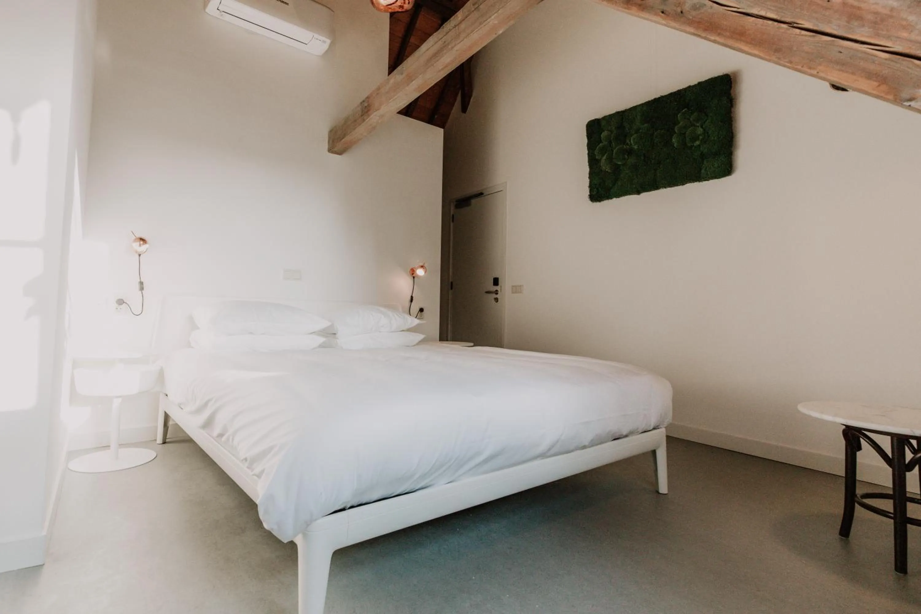 Photo of the whole room, Bed in Brass Hotel