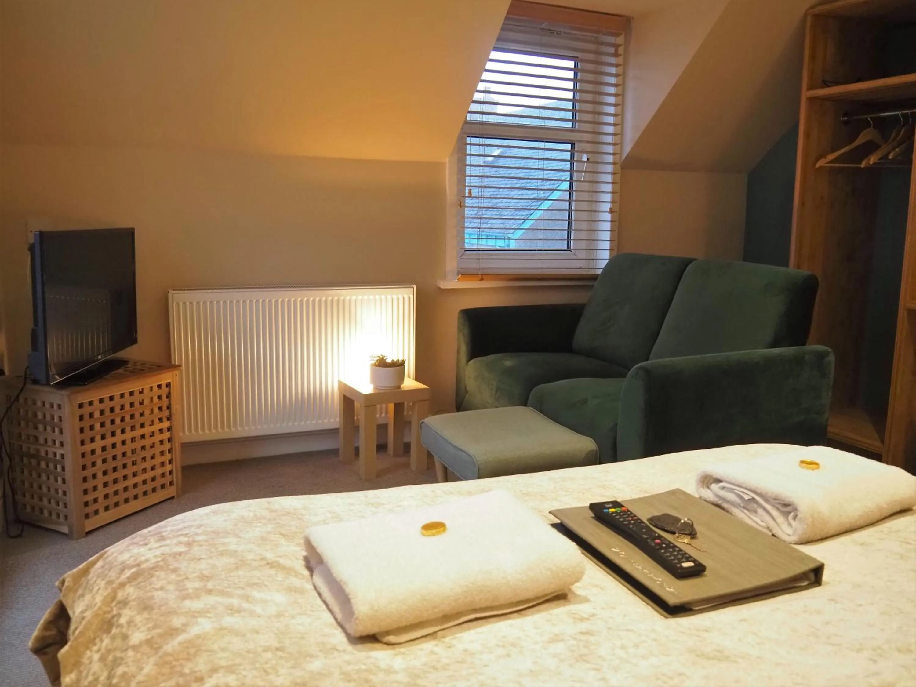 Seating area, Bed in Argyll Hotel