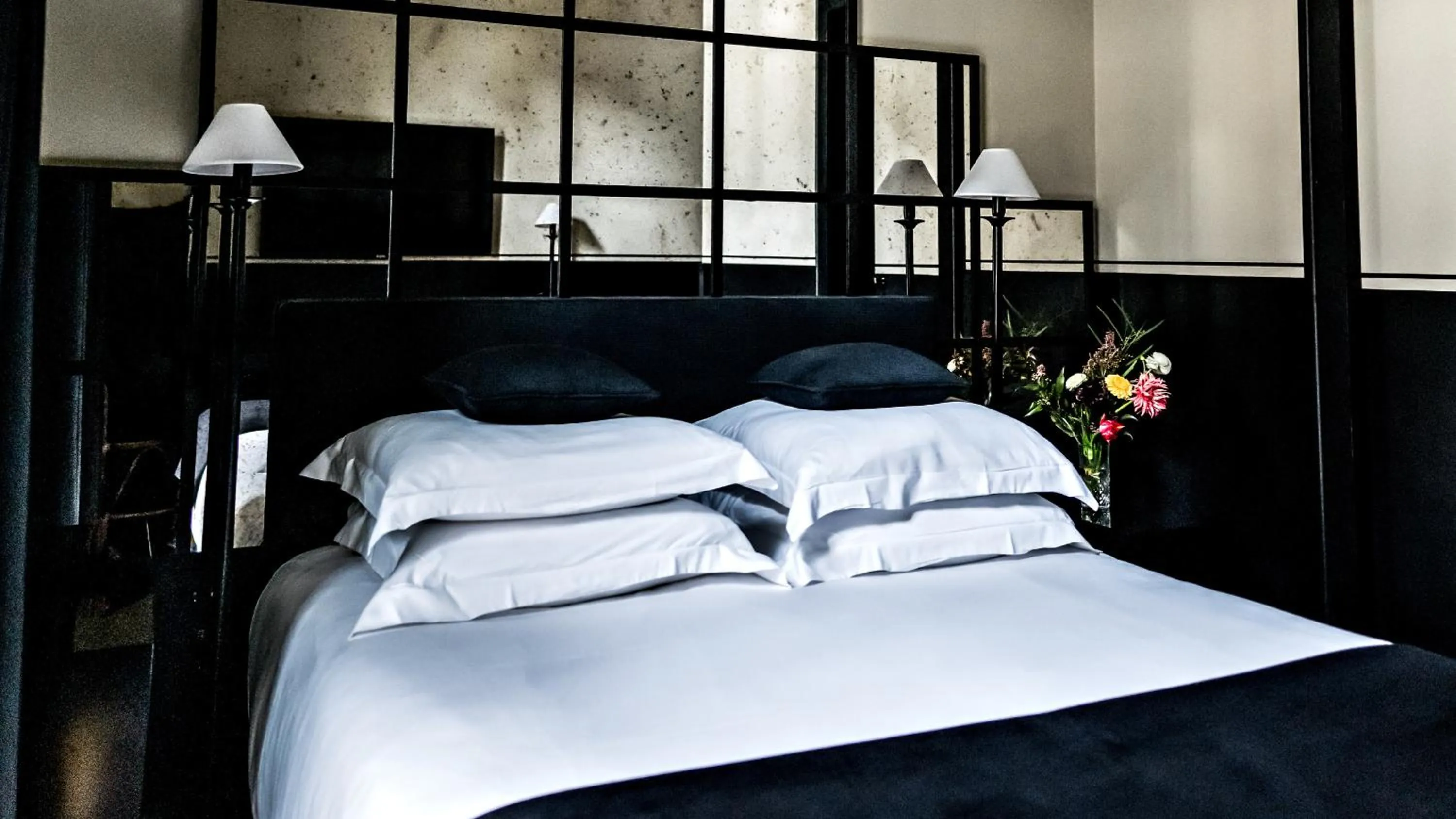 Bed in Monsieur George Hotel & Spa - Champs-Elysées