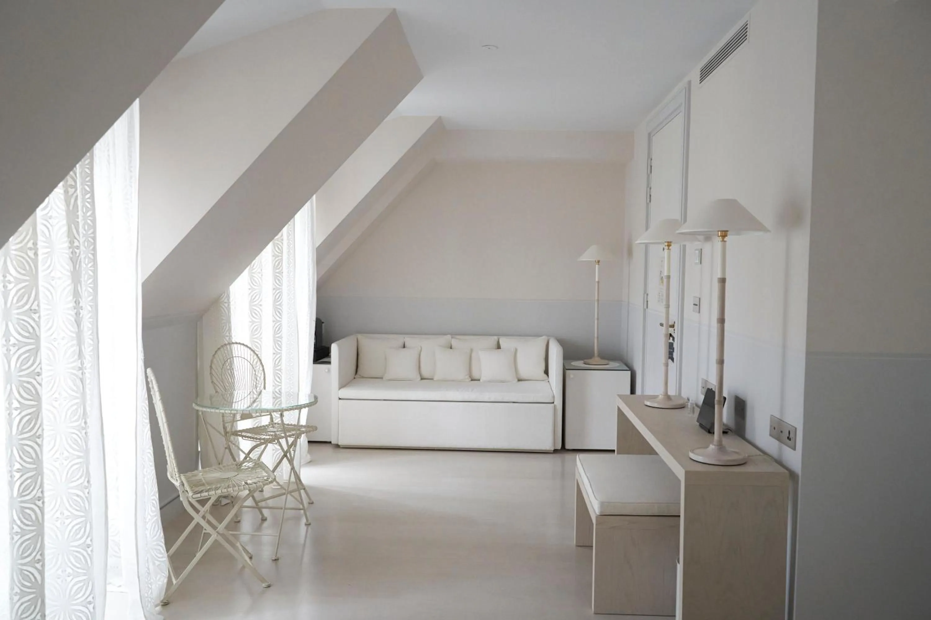 Living room, Bed in Monsieur George Hotel & Spa - Champs-Elysées