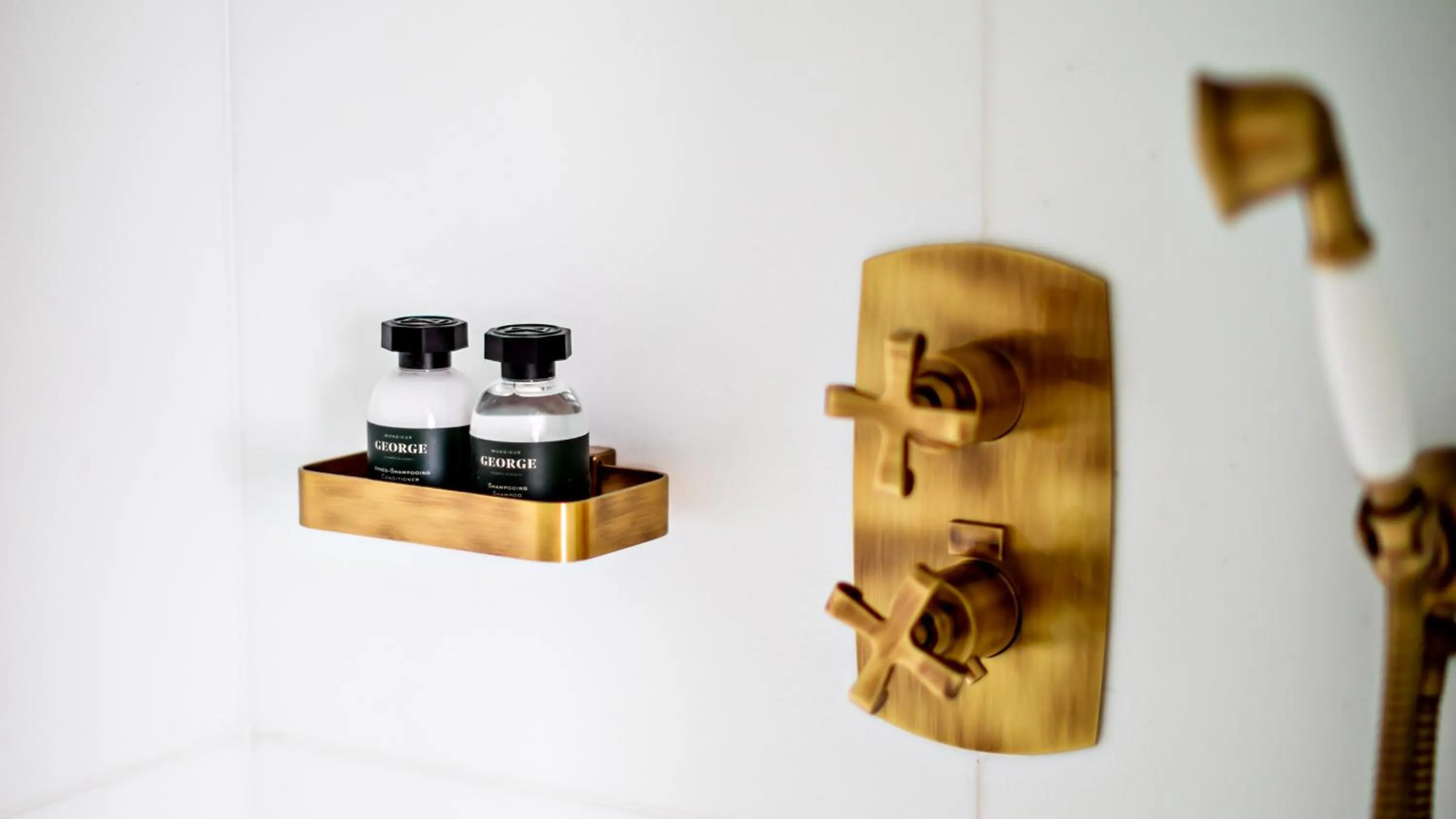 Shower in Monsieur George Hotel & Spa - Champs-Elysées