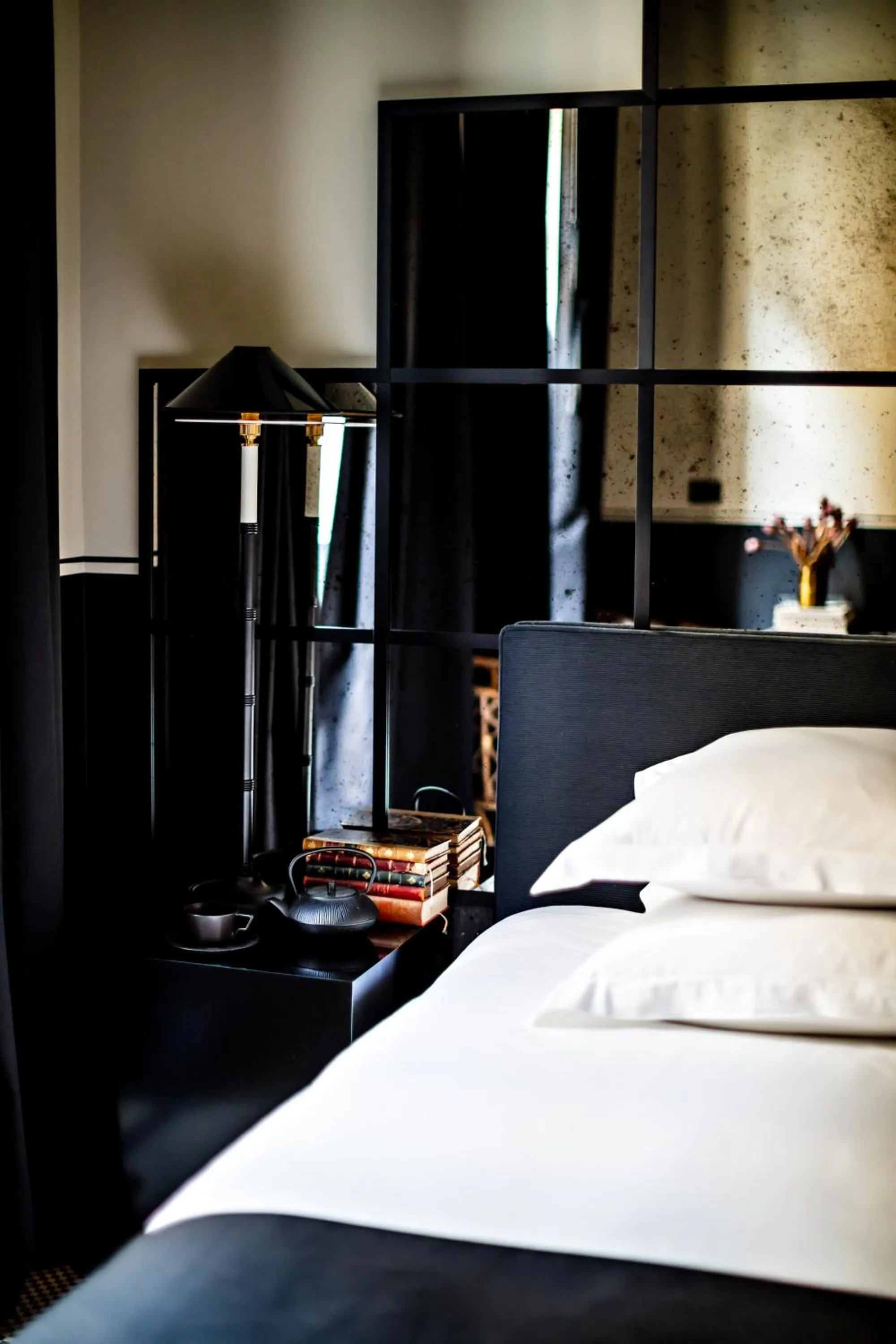 Bed in Monsieur George Hotel & Spa - Champs-Elysées