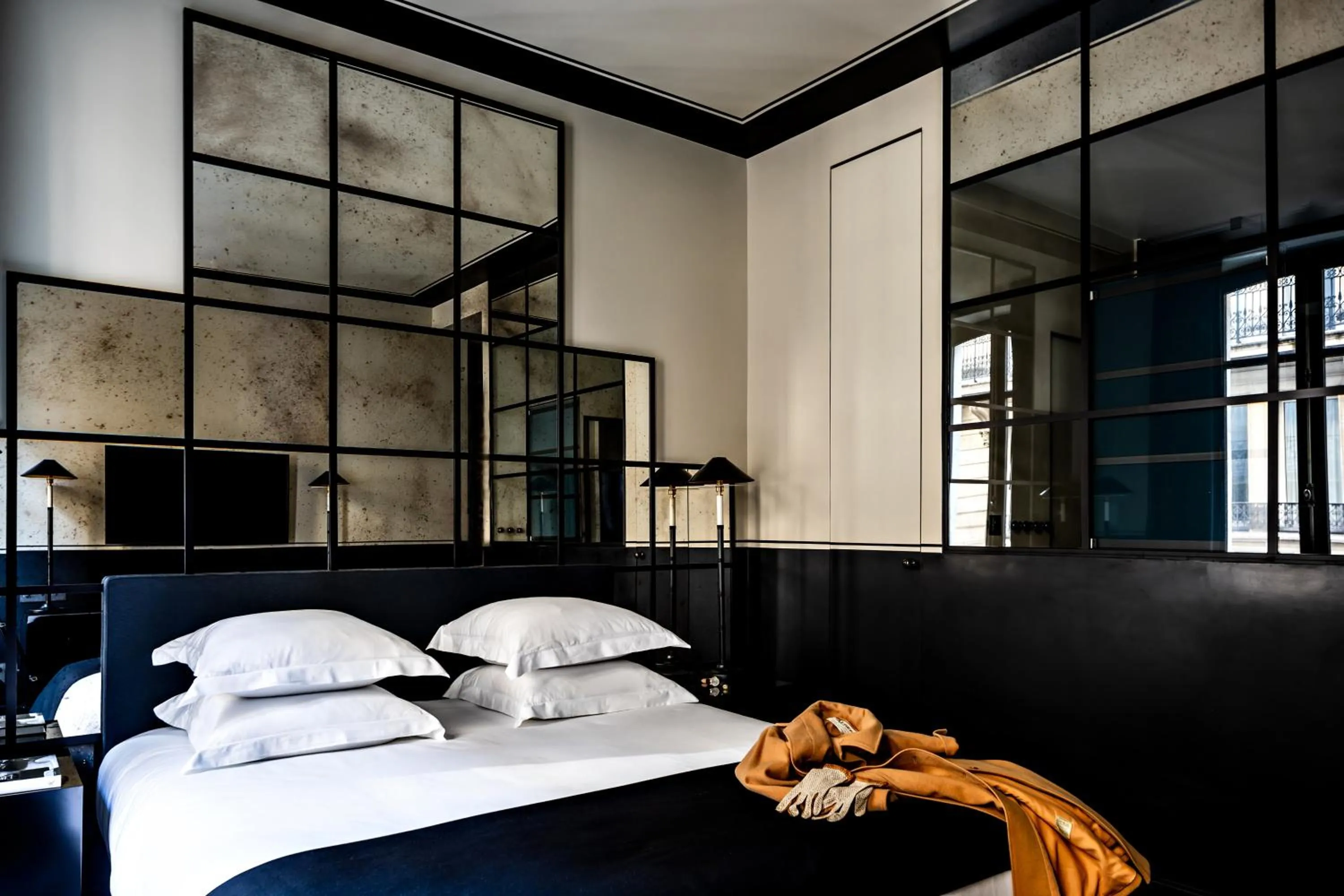 Photo of the whole room, Bed in Monsieur George Hotel & Spa - Champs-Elysées