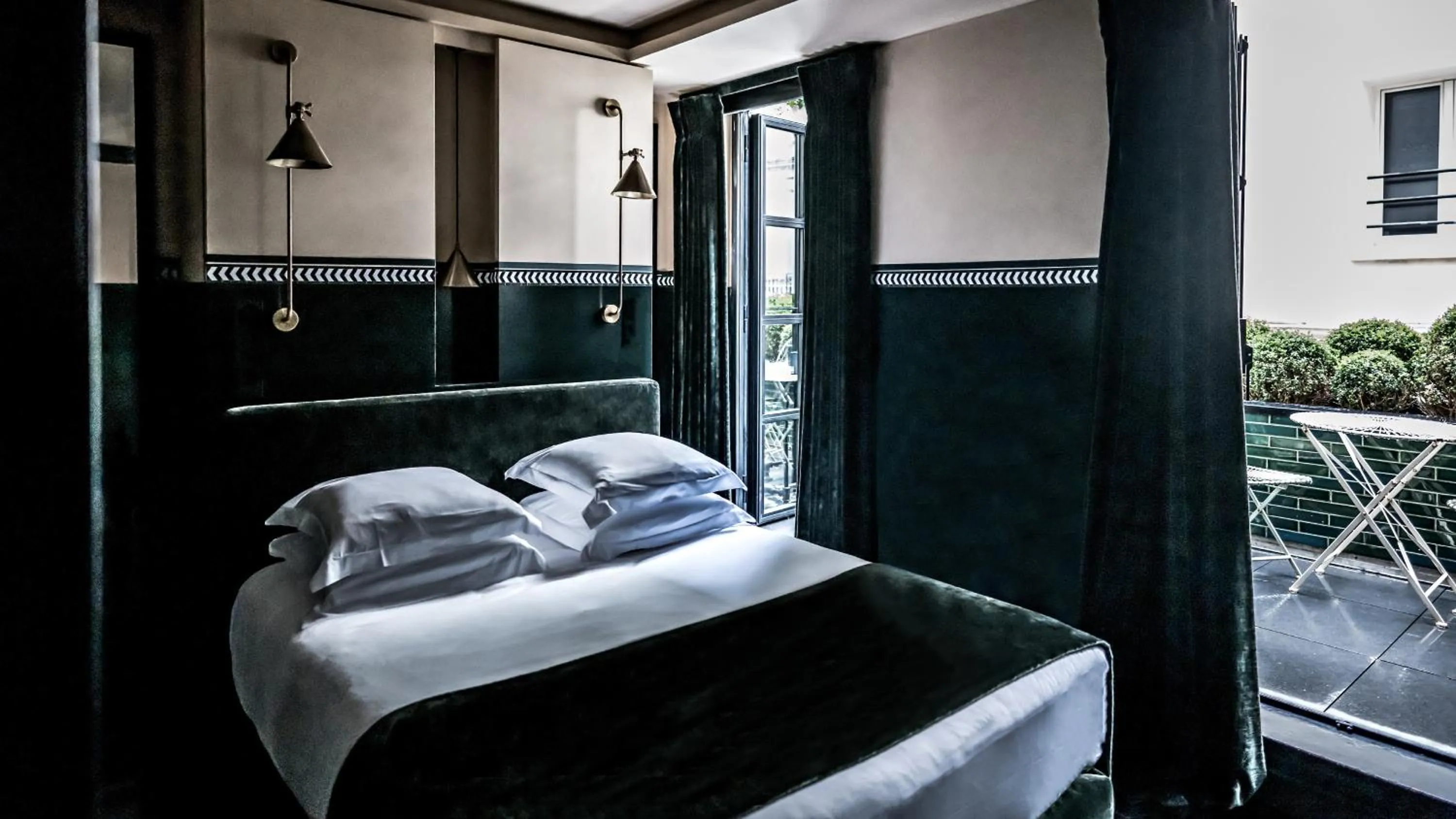 Bed in Monsieur George Hotel & Spa - Champs-Elysées