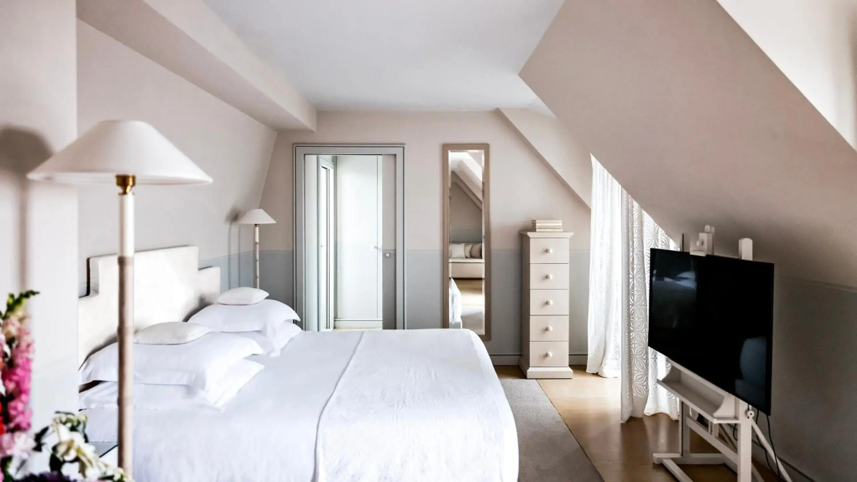 Junior Suite in Monsieur George Hotel & Spa - Champs-Elysées Junior Suite in Monsieur George Hotel & Spa - Champs-Elysées