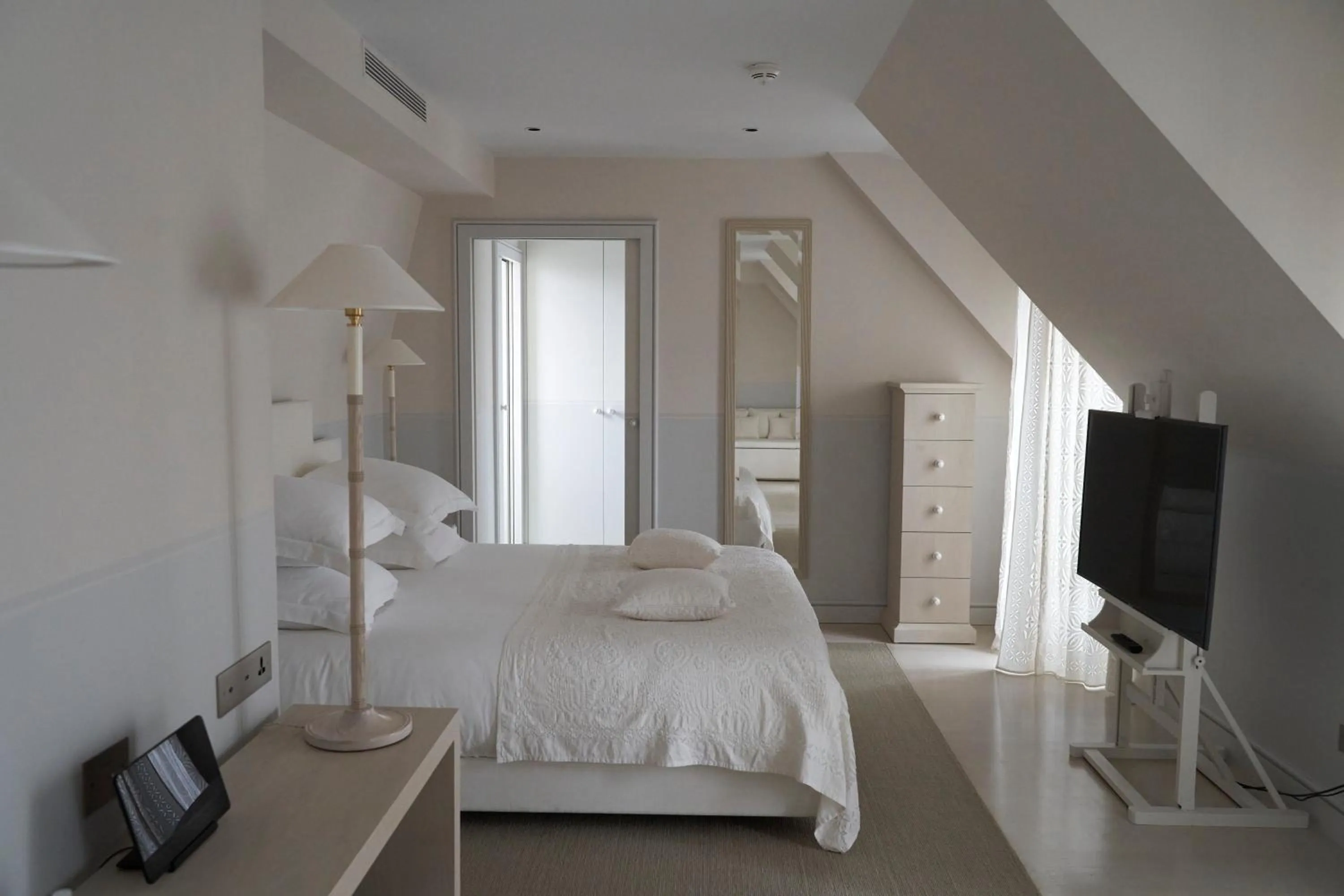 Bedroom, Bed in Monsieur George Hotel & Spa - Champs-Elysées